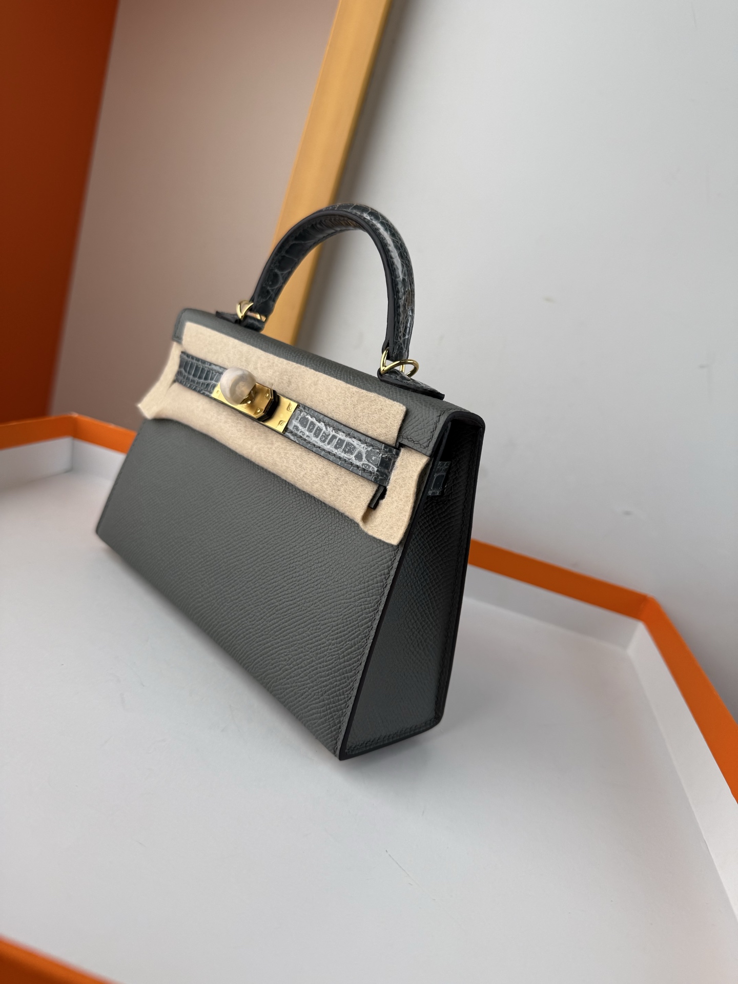 现货✨ touch mini Kelly 

法国haas原厂皮epsom皮凯莉19cm KL2代

全手缝蜡线🧵内里原版绵羊皮 全钢五金