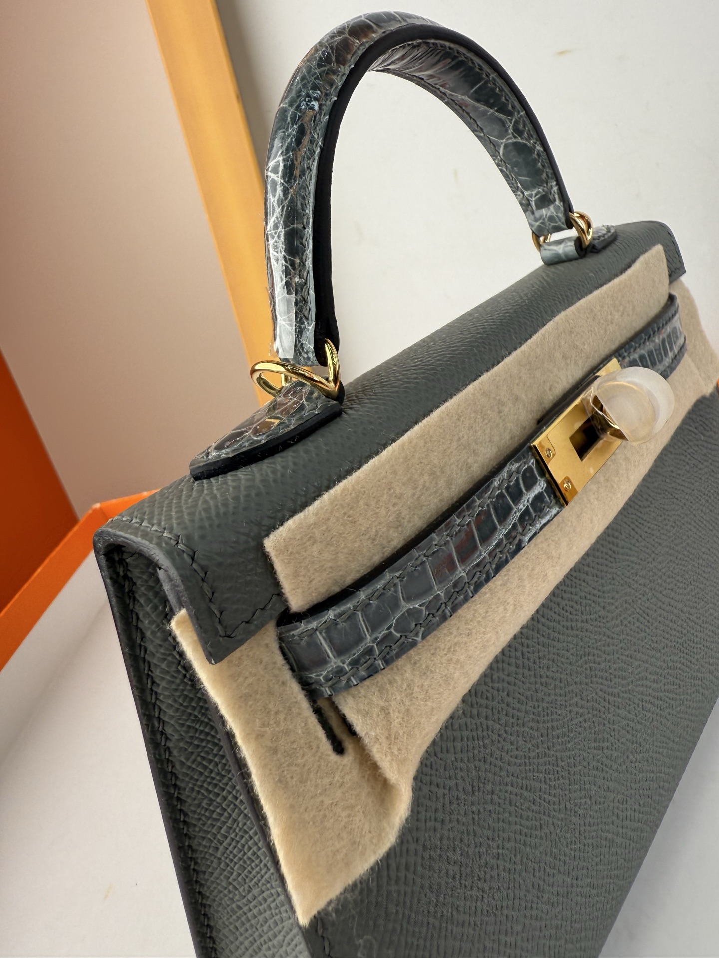 现货✨ touch mini Kelly 

法国haas原厂皮epsom皮凯莉19cm KL2代

全手缝蜡线🧵内里原版绵羊皮 全钢五金