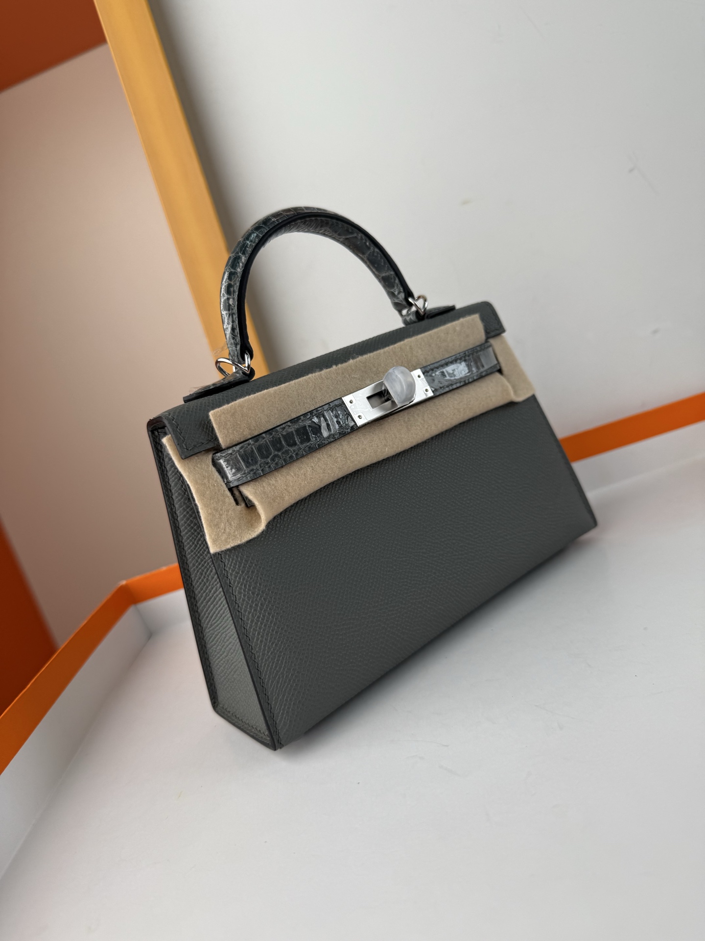 现货✨ touch mini Kelly 

法国haas原厂皮epsom皮凯莉19cm KL2代

全手缝蜡线🧵内里原版绵羊皮 全钢五金
