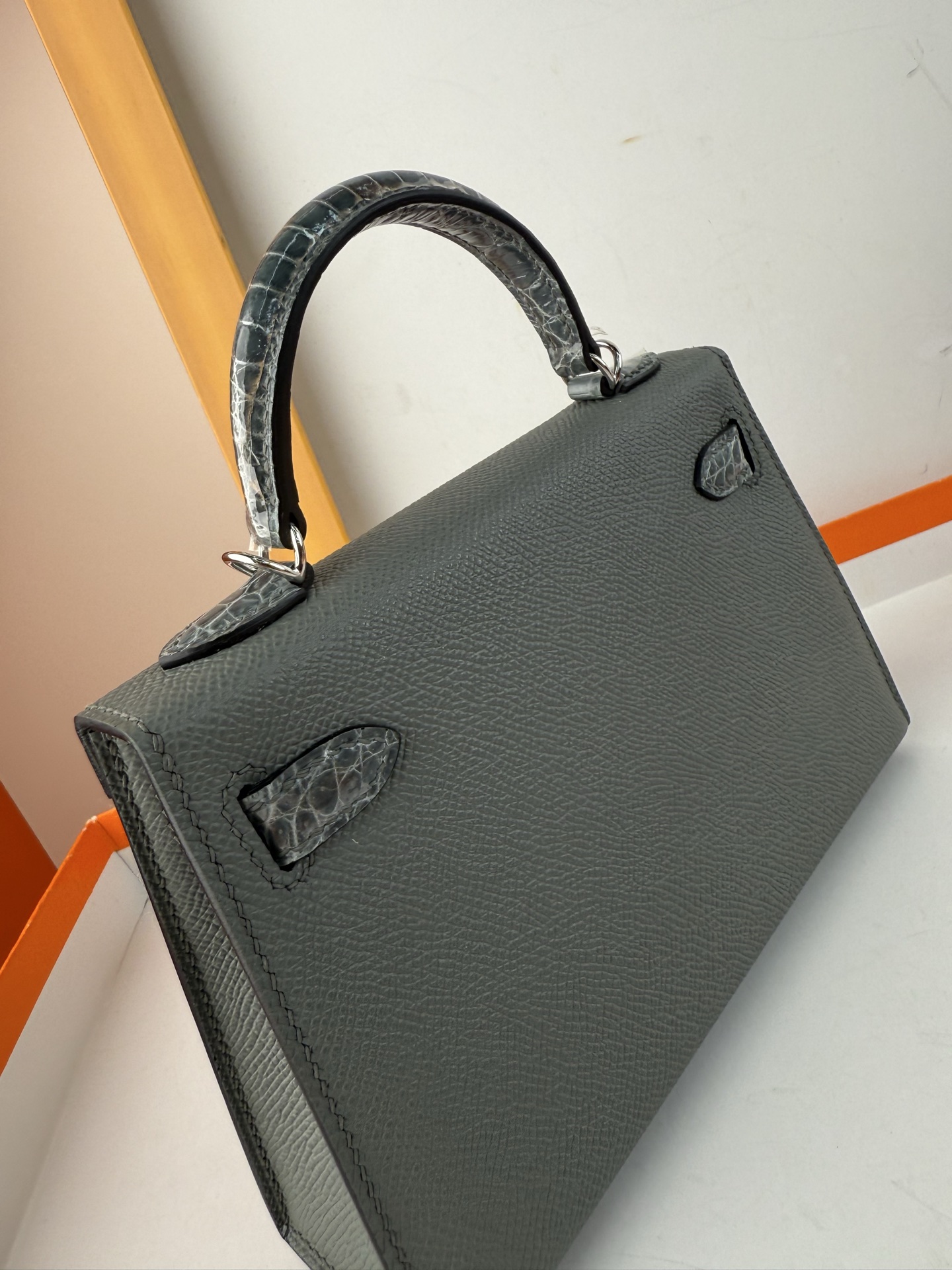 现货✨ touch mini Kelly 

法国haas原厂皮epsom皮凯莉19cm KL2代

全手缝蜡线🧵内里原版绵羊皮 全钢五金
