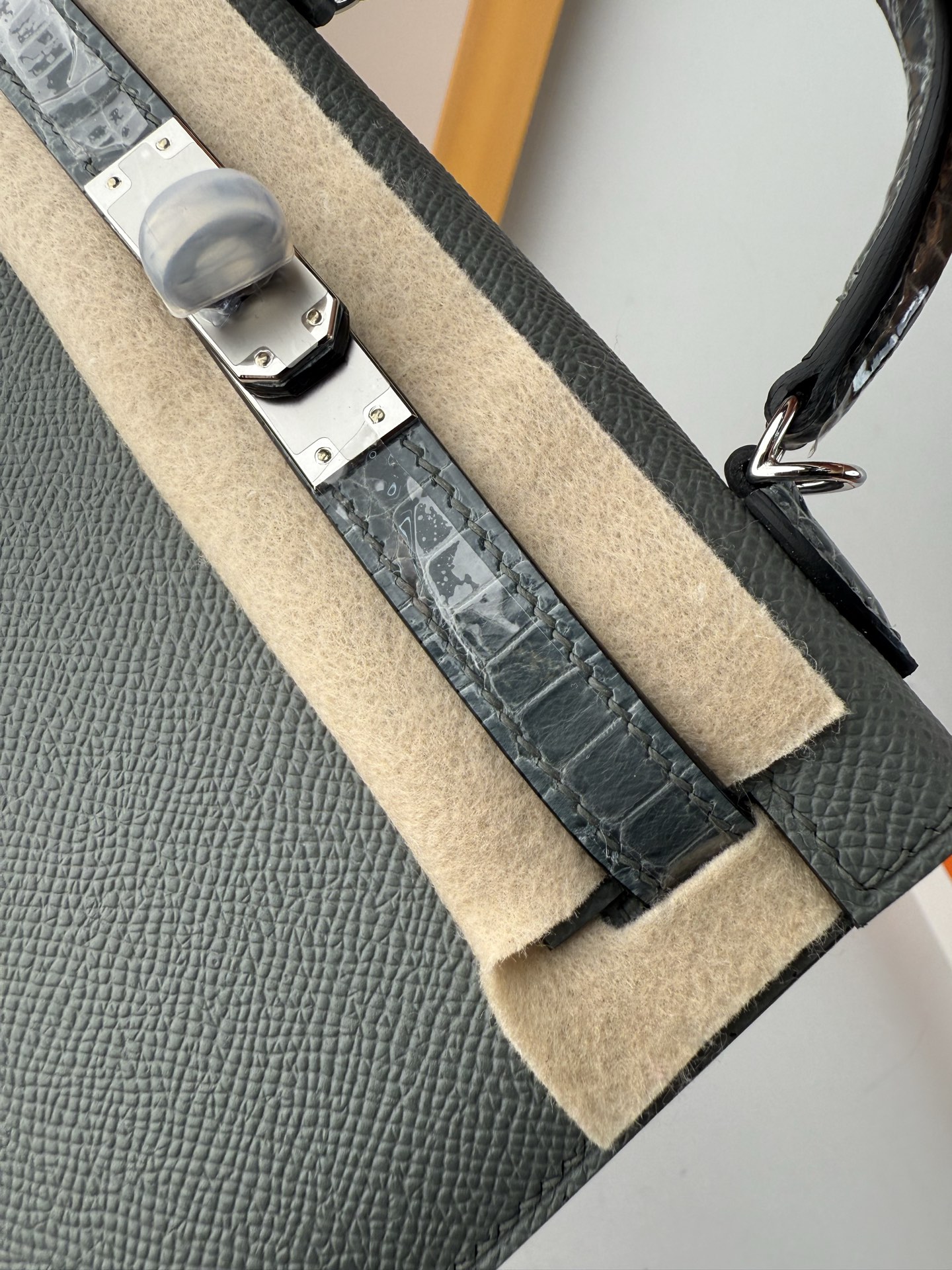 现货✨ touch mini Kelly 

法国haas原厂皮epsom皮凯莉19cm KL2代

全手缝蜡线🧵内里原版绵羊皮 全钢五金