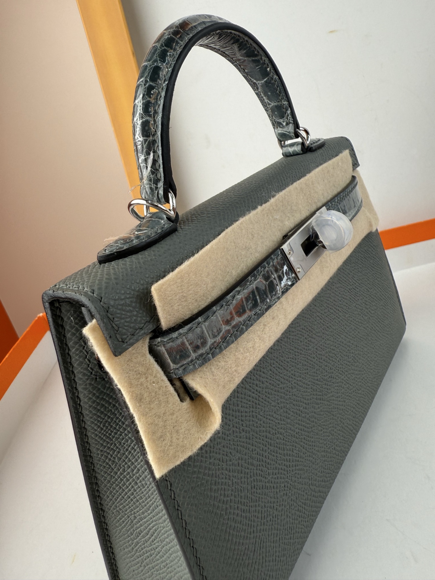 现货✨ touch mini Kelly 

法国haas原厂皮epsom皮凯莉19cm KL2代

全手缝蜡线🧵内里原版绵羊皮 全钢五金