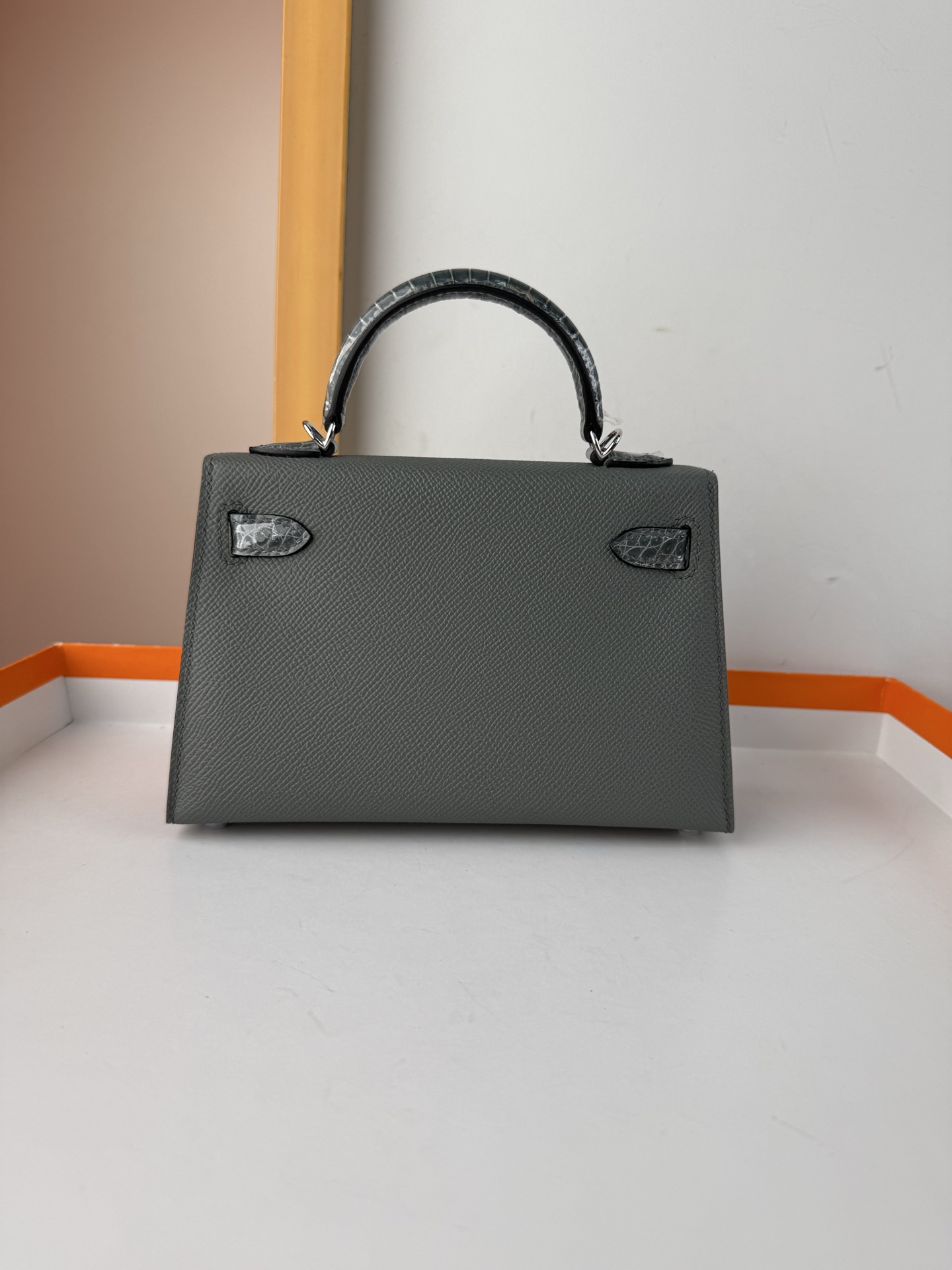 现货✨ touch mini Kelly 

法国haas原厂皮epsom皮凯莉19cm KL2代

全手缝蜡线🧵内里原版绵羊皮 全钢五金