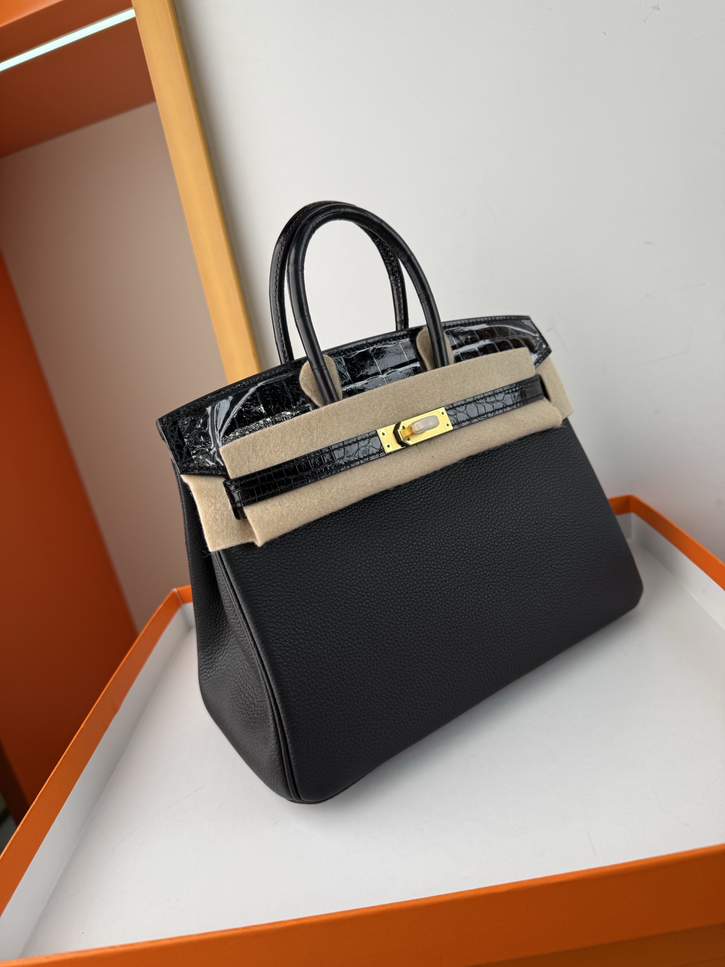 现货✨ touch BK25 黑金

Togo皮拼高光鳄鱼皮铂金25cm

全手缝蜡线 全钢五金 内里山羊皮