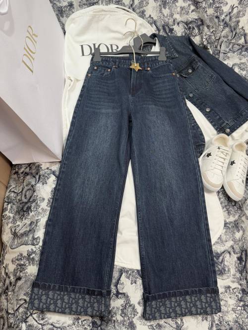Jean Droit Dior CD 2025 Printemps-Été, Détails Logo, Denim Gris Délavé 1 Jean Droit Dior CD 2025 Printemps-Été, Détails Logo, Denim Gris Délavé