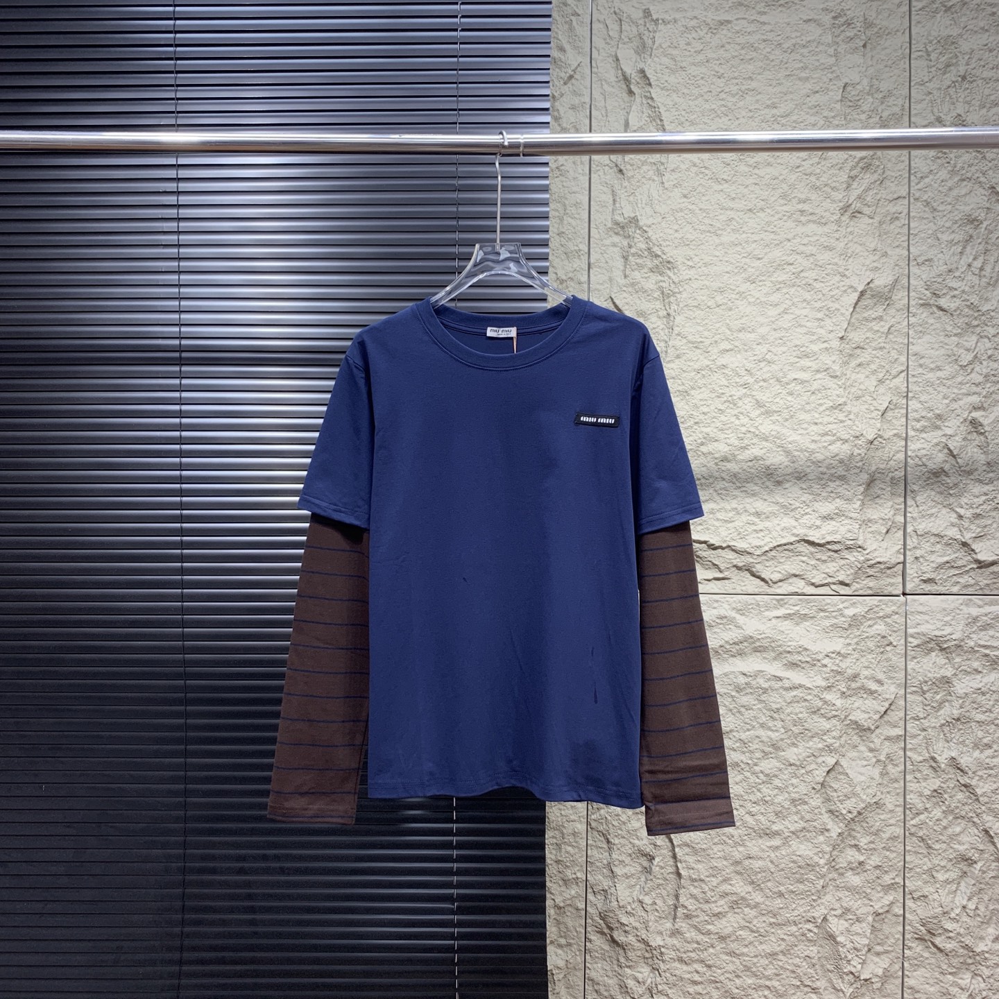 P120 Nueva colección "MiuMiu" Sudadera con cuello redondo, mangas con rayas y bordado de parches 👏M556-MIU n…