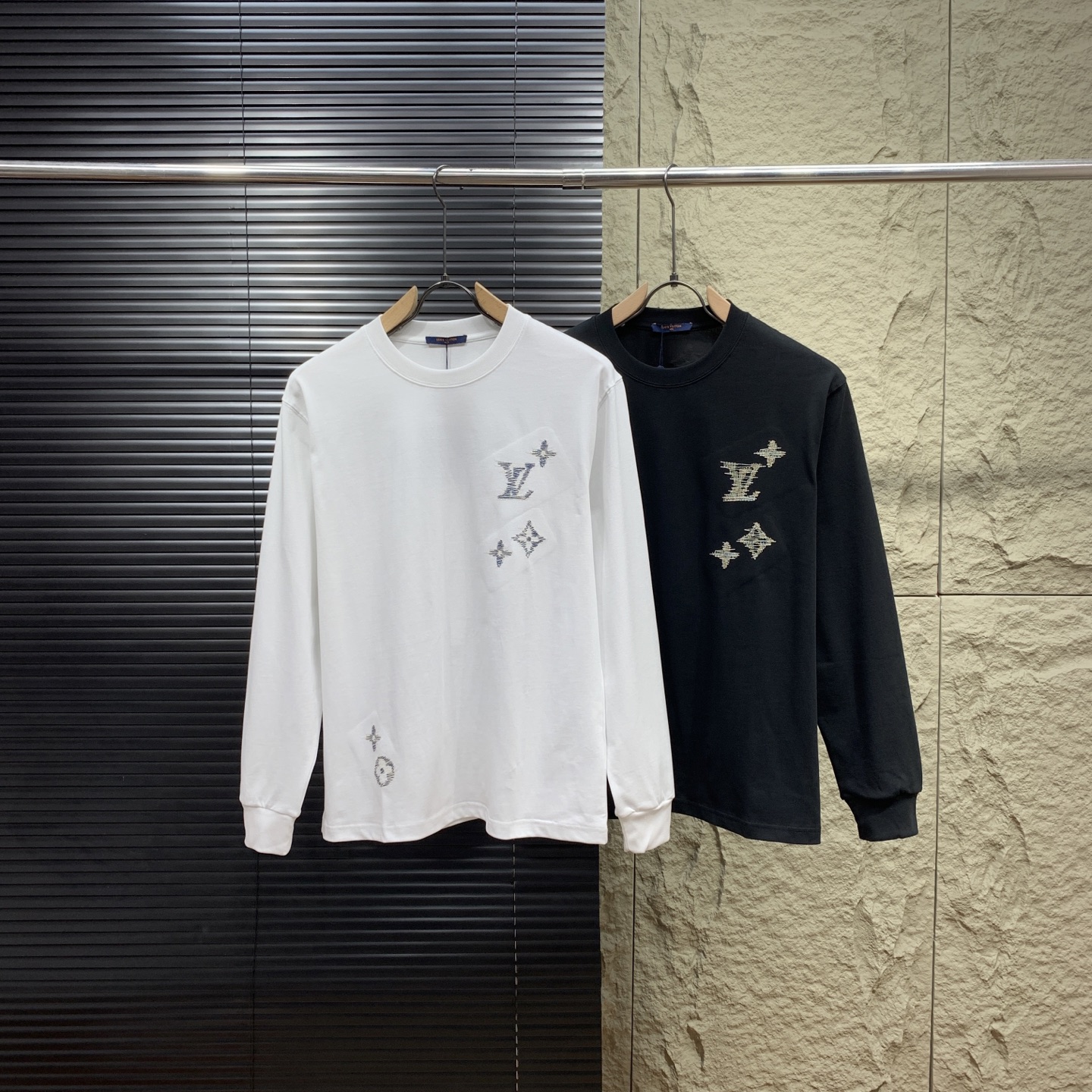 P120 Nuevo producto: sudadera de cuello redondo con bordado de Louis Vuitton. 👏L553 - Nuevos productos de principios d…