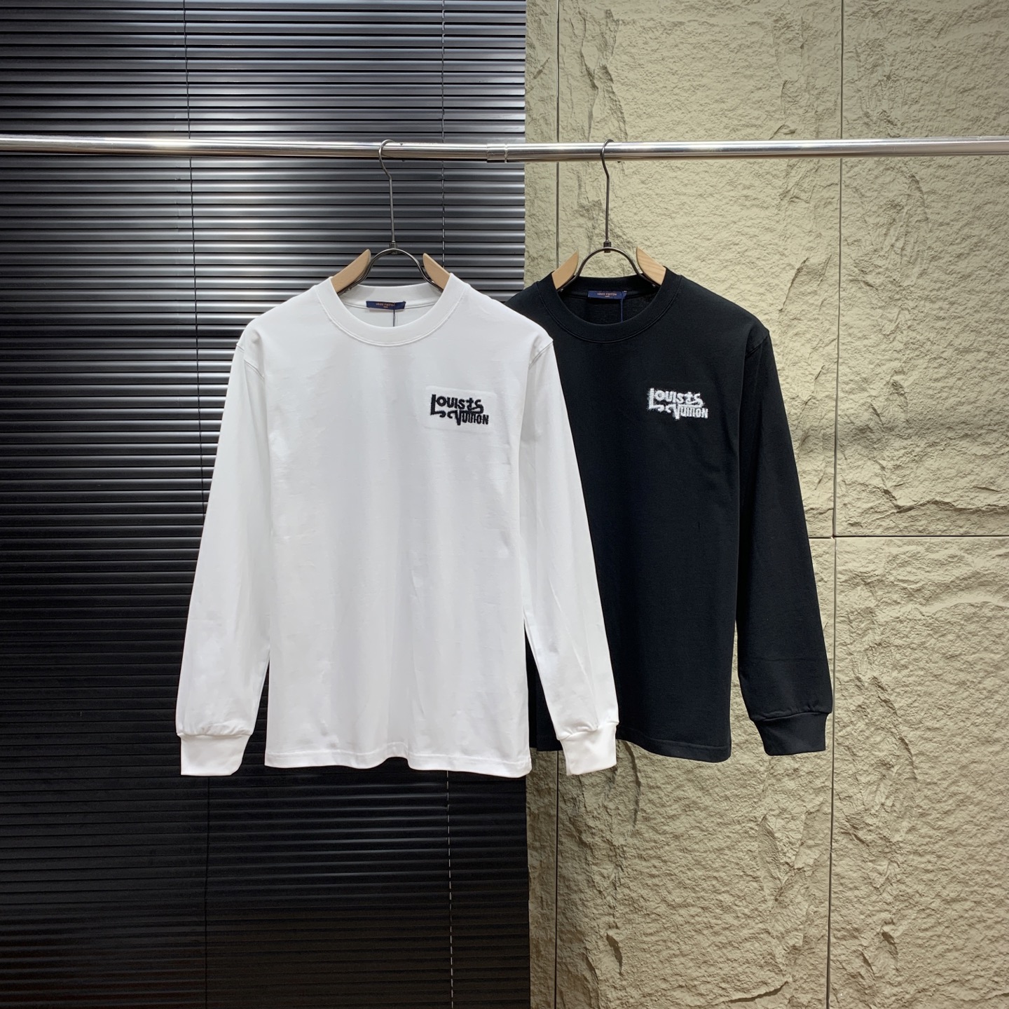P120 Nuevo producto: sudadera de cuello redondo con bordado de Louis Vuitton. 👏L552 - Nuevos productos de principios d…
