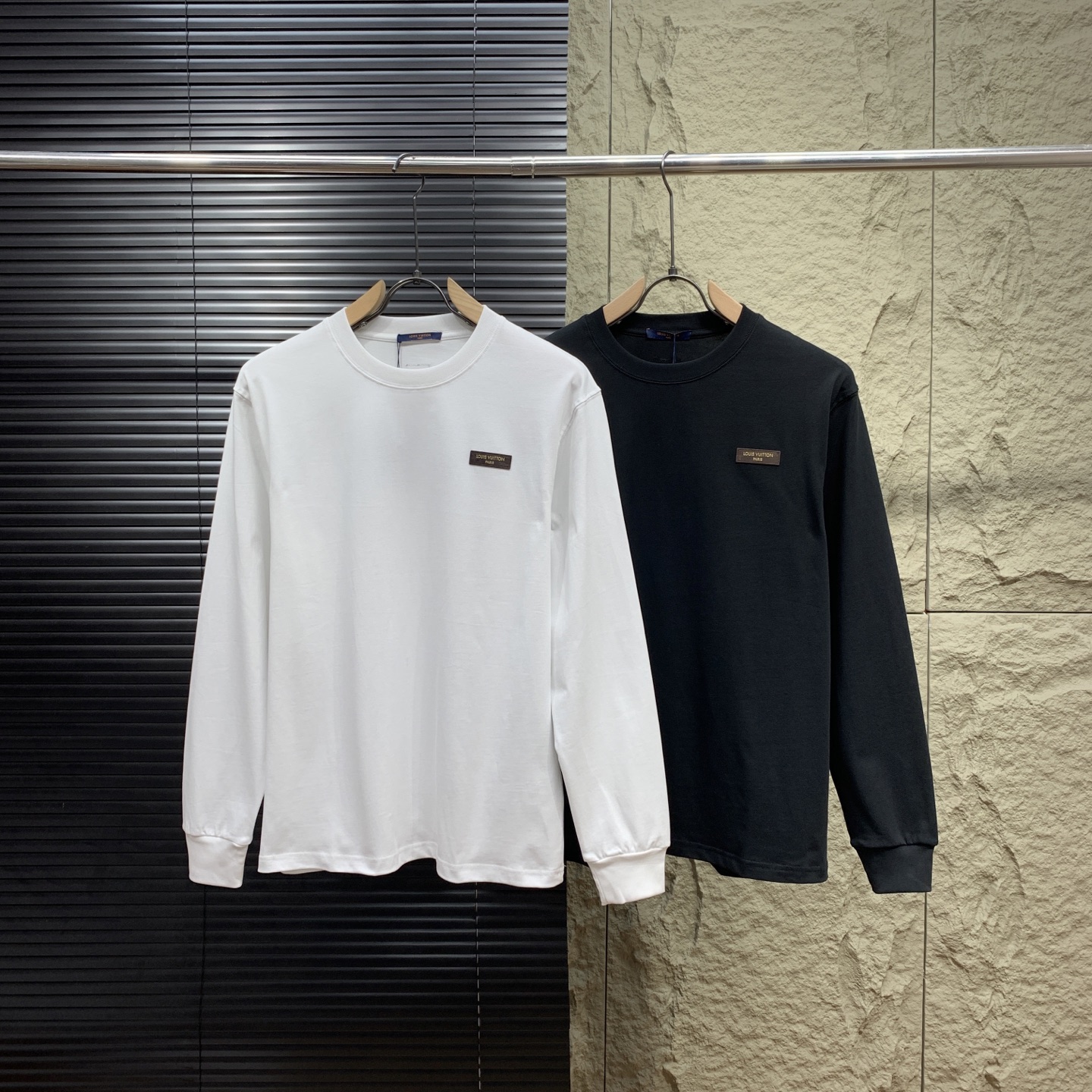 P120 Nuevo producto: sudadera de cuello redondo con parche bordado de Louis Vuitton. 👏L551 - Nuevos productos de princ…