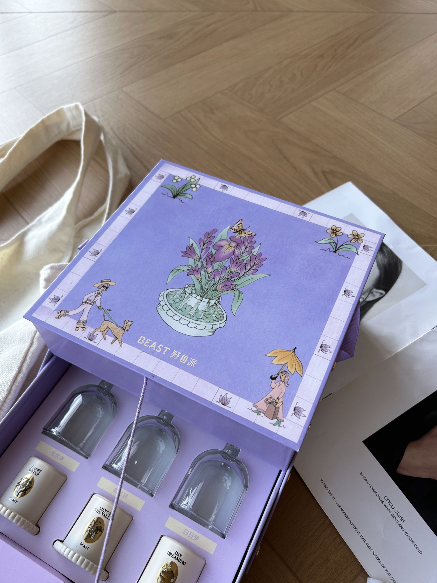 NO:810292,[The Beast BEAST Limited Purple Aromatherapy Gift Box 6-piece Set] 3 sets of candles + 3 sets of essential oil aromatherapy, each fragrance is exclusive to The Beast, very special!  !  A bouquet of sentimental and emotional works of art, the Brutalist Exquisite Bell Jar Scented Candle Gift Box is here!  Linglong Lamp Shade Aromatherapy Series 'Women's Flower'!  !  !  !  The name already sounds flattering~ Small, exquisite and beautiful, with 3 sets of candles + 3 sets of essential oil aromatherapy, with different fragrances, very attentive!  The packaging instantly captures girls’ hearts, making it a good choice for Chinese Valentine’s Day/birthday/anniversary gifts!  All are packaged in original gift boxes, and there is an outer layer of cardboard when shipped!  There is a sense of ceremony when giving it to someone. The Beastial Bell Fragrance Gift Box adopts a double-layer gift box design, giving you a sense of ceremony!  It is a thoughtful gift and a heart-warming work of art. Not only is it of high quality, it also comes with a unique bell jar design, which is definitely the highlight of home decoration!  The bell jar can effectively prevent dust and debris from entering the candle, keeping the candle clean and beautiful. At the same time, the bell jar has smooth lines and elegant shape, adding an artistic atmosphere to the home. Three are candle aromatherapy, and the remaining three are crystal stones with essential oils. I think this one is more practical than sisters who like candles and also like non-fire incense, because you can buy your own favorite scent after the essential oil is used up!  So practical. The bell candle 20g*3 (Bodhi Honeysuckle, Lily of the Valley, Daydream scent) is made of soy wax, which has stable and long-lasting burning. It is not only safe and environmentally friendly, but also ensures the even diffusion of the aroma, filling the whole space with a pleasant atmosphere. The fragrant floral fragrance of Lily of the Valley is like walking in the morning valley, with clear water vapor and lemon scent. The essential oil contained in the fragrance is Indian Grandiflora Jasmine Absolute | Chinese Porcelain Flower Jasmine Absolute (top note)  Water vapor, lemon freesia (middle note) lilac, lily of the valley jasmine (base note) musk, iris Daydream green woody tone In a trance, fall into the intoxicating dream intertwined with sandalwood and patchouli (top note) green, fig leaf saffron (middle note) sandalwood, papyrus ivy (base note) musk, cistus resin Bodhi honeysuckle cool floral fragrance  The sun shines through the mist-like morning mist, gently tossing the down of honeysuckle. The essential oils contained in the fragrance are Paraguay petitgrain | Spanish juniper essential oil (top notes), bergamot, pink pepper, black pepper (middle notes), putti flower, honeysuckle, ylang-ylang and orange blossom, jasmine, black tea (base notes), juniper wood, guaiac wood patchouli, and Heavier musk.  mini bell crystal and container*3|diffusing essential oil 3ml*3 (briar rose, green finger, Wuyouquan fragrance) Plant-derived essential oil, each drop contains rich plant essence, can release a fresh and pleasant aroma, making people feel like they are in nature, feeling the tranquility and comfort. The green aroma of Wuyouquan is like facing a clear spring in the spring forest, and all the disturbances are taken away by the clear stream.  Crystal stones include white quartz, white turquoise, lapis lazuli (top notes) bergamot, basil sage (middle notes) cypress, incense (base notes) ambergris, musk Green Finger herbal green tone It is like sowing a small forest on the tip of the nose, the breeze is refreshing, and the vegetation is in full bloom. Crystal stones include white quartz, green fluorite, Brazilian yellow BEAST (top notes) green tangerine, bergamot lemon, pink pepper (middle notes) basil, lavender  Frankincense, lily (base note) cedar, patchouli, tonka bean, leather, fresh floral fragrance of briar, as if you strayed into a thousand-leaf rose bush, feeling infinite happiness. The crystal stones include white crystal and pink quartz (top note), acai berry, pink freesia, pink pepper (middle note), centifolia rose, saffron, jasmine (base note), black amber, black tonka bean, crystal essential oil diffuser, very convenient to use!  Bell candle 20g*3 (Bodhi Honeysuckle, Lily of the Valley, Daydream scent) mini bell crystal and container*3 | Diffusing essential oil 3ml*3 (briar rose, green finger, worry-free spring scent), car fragrance, home fragrance, candle19860909【野兽派BEAST限定紫香薰礼盒6件套】 3套蜡烛+3套精油香薰,每一款香味都是野兽派专属,非常特别！！ 一束情调与情感的艺术作品,野兽派玲珑钟罩寻香蜡烛礼盒来啦！ 玲珑灯罩香薰系列“女人花”！！！！ 这个名字听起来就已经让人美滋滋了~ 小巧精致高颜值,3套蜡烛+3套精油香薰,不同香味,非常用心！ 包装瞬间俘获女生的心,七夕/生日/纪念日礼物的不错选择！ 全部原礼盒包装,发货时外层还有一层纸箱！送人都很有仪式感 野兽派钟罩香氛礼盒采用双层礼盒设计,给足你仪式感！是一份用心的礼物,也是很暖心的艺术品.不仅品质上乘,还带有独特的钟罩设计,绝对是家居装饰的亮点！ 钟罩可以有效地防止灰尘和杂物进入蜡烛,保持蜡烛的清洁与美观.同时,钟罩的线条流畅、造型优雅,为家居增添了一份艺术气息 三个是蜡烛香薰,剩下三个是晶石搭配精油. 这款我觉得相对于喜欢蜡烛,同时也喜欢无火香的姐妹实用性会更高,因为后期精油用完了可以自己买喜欢的味道去改味！太实用了 钟罩蜡烛20g*3（菩提忍冬、铃兰谷、白日梦香型） 采用大豆蜡材质,燃烧稳定且持久.它不仅安全环保,还能确保香气的均匀扩散,让整个空间都充满宜人的氛围. 铃兰谷馥郁花香调 如同漫步清晨山谷,扑面而来的是清澈水汽与柠檬气息 香精所含精油印度大花茉莉净油|中国瓷器花茉莉净油（前调） 水汽,柠檬小苍兰（中週） 紫丁香,铃兰茉莉（后调） 麝香,鸢尾 白日梦绿意木质调 恍惚间,坠入檀木与广藿香,交织的迷醉梦境（前调） 绿意,无花果叶 藏红花（中调） 檀香,纸莎草 常春藤（后调） 麝香,岩蔷薇树脂 菩提忍冬清冷花香调 阳光透过薄雾般的晨雾,轻柔拨弄忍冬的绒毛 香精所含精油巴拉圭苦橙叶|西班牙刺柏精油（前调） 香柠檬,粉红胡椒 黑胡椒（中调） 普提花,忍冬,依兰橙花,茉莉,红茶（后调） 刺柏木,愈创木广霍香,海维麝香 mini钟罩晶石及容器*3|扩香精油3ml*3（野蔷薇、绿手指、无忧泉香型） 植萃精油,每一滴都蕴含着丰富的植物精华,能释放出清新宜人的香气,让人仿佛置身于大自然之中,感受那份宁静与舒适. 无忧泉绿意芳香调 仿佛面朝春日森林里的一汪清泉,纷纷扰扰都被汨汨清流带走 晶石包含白水晶、白松石、天青石（前调） 香柠檬,罗勒鼠尾草（中调） 柏树,焚香（后调） 龙涎香,麝香 绿手指草本绿意调 如同在鼻尖播种一片小森林,清风舒爽,草木盛放 晶石包含白水晶、绿萤石、巴西黄 BEAST（前调） 绿橘,香柠檬柠檬,粉红胡椒（中调） 罗勒,薰衣草 乳香,百合（后调） 雪松,广藿香 零陵香豆,皮革 野蔷薇清新花香调 仿佛误入千叶玫瑰花丛,感受无限幸福 晶石包含白水晶、粉水晶（前调） 巴西莓,粉红小苍兰 粉红胡椒（中调） 千叶玫瑰,藏红花 茉莉（后调） 黑琥珀 黑香豆 晶石精油扩香香薰,使用起来非常方便！ 钟罩蜡烛20g*3（菩提忍冬、铃兰谷、白日梦香型） mini钟罩晶石及容器*3|扩香精油3ml*3（野蔷薇、绿手指、无忧泉香型）,车载香薰.居家香氛.蜡烛,accessory