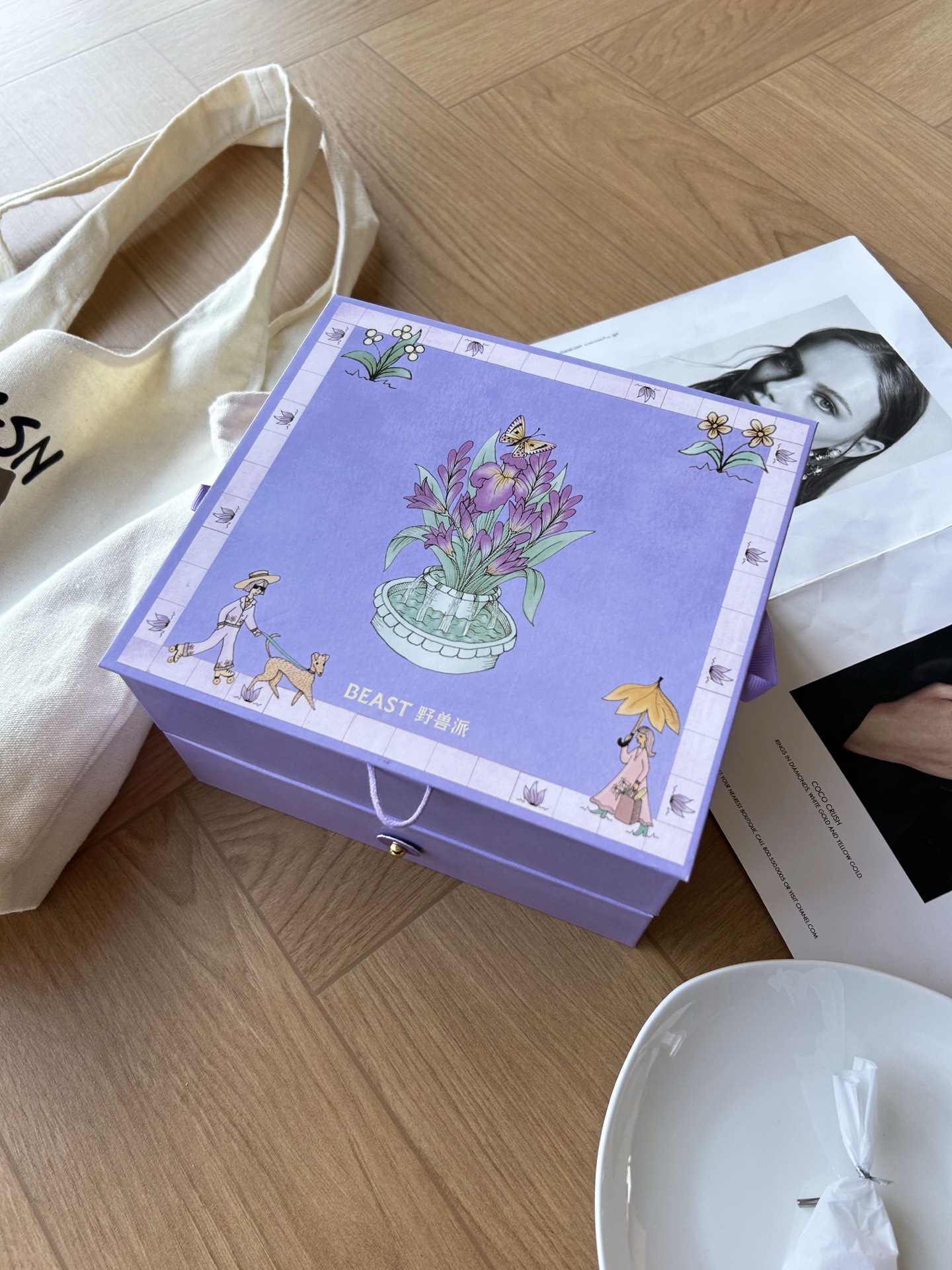 NO:810290,The Brutalist bell fragrance gift box adopts a double-layer gift box design, giving you a sense of ritual!  It is a thoughtful gift and a heart-warming work of art. Not only is it of high quality, it also comes with a unique bell jar design, which is definitely the highlight of home decoration!  The bell jar can effectively prevent dust and debris from entering the candle, keeping the candle clean and beautiful. At the same time, the bell jar has smooth lines and elegant shape, adding an artistic atmosphere to the home, #, car aromatherapy, home fragrance, candles19860909野兽派钟罩香氛礼盒采用双层礼盒设计,给足你仪式感！是一份用心的礼物,也是很暖心的艺术品.不仅品质上乘,还带有独特的钟罩设计,绝对是家居装饰的亮点！ 钟罩可以有效地防止灰尘和杂物进入蜡烛,保持蜡烛的清洁与美观.同时,钟罩的线条流畅、造型优雅,为家居增添了一份艺术气息,#,车载香薰.居家香氛.蜡烛,accessory