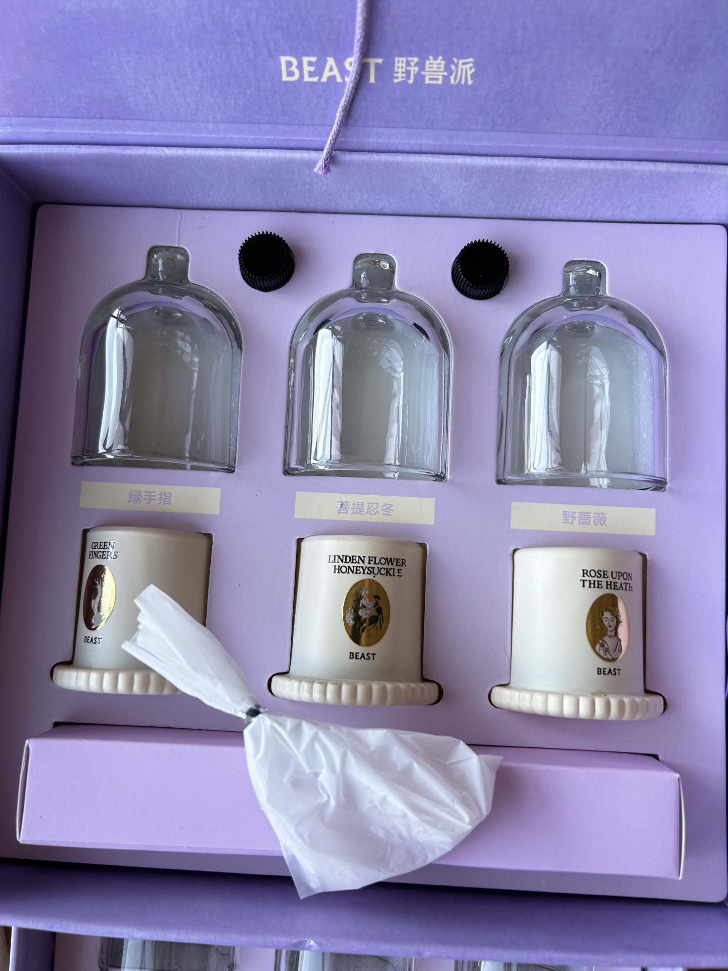 NO:810284,mini bell crystal and container*3|diffuse essential oil 3ml*3 (briar rose, green finger, worry-free spring scent type) # Plant-derived essential oil, every drop contains rich plant essence, can release a fresh and pleasant aroma, making people feel like they are in nature, feeling the tranquility and comfort. The green aroma of worry-free spring is like facing a clear spring in the spring forest, and all the disturbances are taken away by the clear stream.  Crystal stones include white quartz, white turquoise, lapis lazuli (top notes) bergamot, basil sage (middle notes) cypress, incense (base notes) ambergris, musk Green Finger herbal green tone It is like sowing a small forest on the tip of the nose, the breeze is refreshing, and the vegetation is in full bloom. Crystal stones include white quartz, green fluorite, Brazilian yellow BEAST (top notes) green tangerine, bergamot lemon, pink pepper (middle notes) basil, lavender  Frankincense, lily (base note) cedar, patchouli, tonka bean, leather, fresh floral fragrance of briar, as if accidentally entering a rose bush, feeling infinite happiness. The crystal stones include white crystal and pink quartz (top note) acai berry, pink freesia, pink pepper (middle note) centifolia rose, saffron, jasmine (base note) black amber, black tonka bean, car fragrance, home fragrance, candle19860909mini钟罩晶石及容器*3|扩香精油3ml*3（野蔷薇、绿手指、无忧泉香型）# 植萃精油,每一滴都蕴含着丰富的植物精华,能释放出清新宜人的香气,让人仿佛置身于大自然之中,感受那份宁静与舒适. 无忧泉绿意芳香调 仿佛面朝春日森林里的一汪清泉,纷纷扰扰都被汨汨清流带走 晶石包含白水晶、白松石、天青石（前调） 香柠檬,罗勒鼠尾草（中调） 柏树,焚香（后调） 龙涎香,麝香 绿手指草本绿意调 如同在鼻尖播种一片小森林,清风舒爽,草木盛放 晶石包含白水晶、绿萤石、巴西黄 BEAST（前调） 绿橘,香柠檬柠檬,粉红胡椒（中调） 罗勒,薰衣草 乳香,百合（后调） 雪松,广藿香 零陵香豆,皮革 野蔷薇清新花香调 仿佛误入千叶玫瑰花丛,感受无限幸福 晶石包含白水晶、粉水晶（前调） 巴西莓,粉红小苍兰 粉红胡椒（中调） 千叶玫瑰,藏红花 茉莉（后调） 黑琥珀 黑香豆,车载香薰.居家香氛.蜡烛,accessory