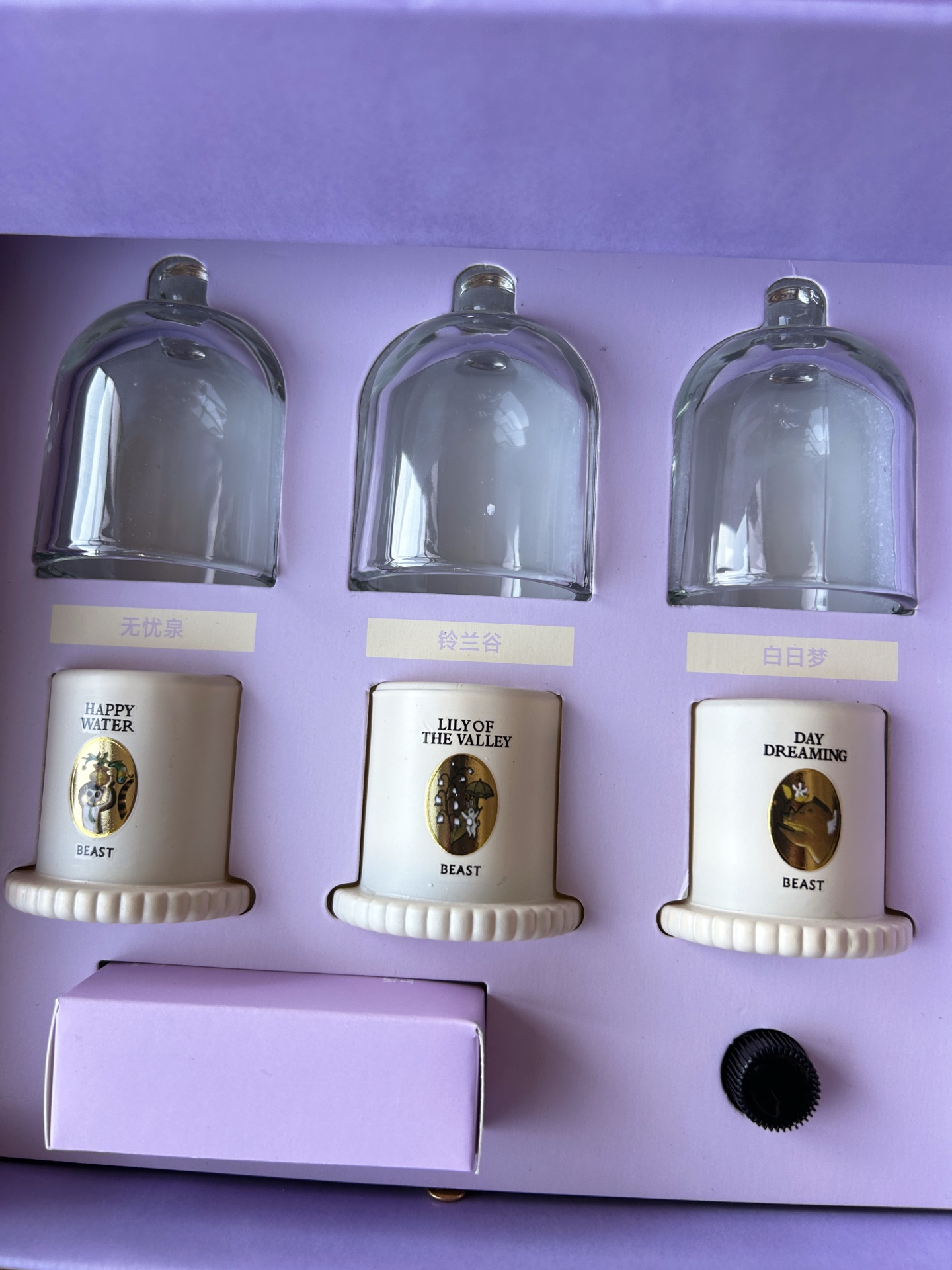 NO:810286,Bell Candle 20g*3 (Bodhi Honeysuckle, Lily of the Valley, Daydream scent type) # Made of soy wax material, the burning is stable and long-lasting. It is not only safe and environmentally friendly, but also ensures the even diffusion of the aroma, filling the whole space with a pleasant atmosphere. The fragrant floral fragrance of Lily of the Valley is like walking in the morning valley, with clear water vapor and lemon scent. The essential oil contained in the fragrance is Indian Grandiflora Jasmine Absolute | Chinese Porcelain Flower Jasmine Absolute (top note) Water vapor, lemon freesia (middle note) lilac, lily of the valley jasmine (base note) musk, iris Daydream green woody tone In a trance, fall into the intoxicating dream intertwined with sandalwood and patchouli (top note) green, fig leaf saffron (middle note) sandalwood, papyrus ivy (base note) musk, cistus resin Bodhi honeysuckle cool floral fragrance The sun shines through the misty morning mist, gently tossing the down of honeysuckle. The essential oils contained in the fragrance are Paraguayan petitgrain | Spanish juniper essential oil (top notes), bergamot, pink pepper, black pepper (middle notes), putti flower, honeysuckle, ylang-ylang and orange blossom, jasmine, black tea (base notes), juniper wood, guaiac wood patchouli, Haiwei musk, car aromatherapy. Home fragrance. Candles19860909钟罩蜡烛20g*3（菩提忍冬、铃兰谷、白日梦香型）# 采用大豆蜡材质,燃烧稳定且持久.它不仅安全环保,还能确保香气的均匀扩散,让整个空间都充满宜人的氛围. 铃兰谷馥郁花香调 如同漫步清晨山谷,扑面而来的是清澈水汽与柠檬气息 香精所含精油印度大花茉莉净油|中国瓷器花茉莉净油（前调） 水汽,柠檬小苍兰（中週） 紫丁香,铃兰茉莉（后调） 麝香,鸢尾 白日梦绿意木质调 恍惚间,坠入檀木与广藿香,交织的迷醉梦境（前调） 绿意,无花果叶 藏红花（中调） 檀香,纸莎草 常春藤（后调） 麝香,岩蔷薇树脂 菩提忍冬清冷花香调 阳光透过薄雾般的晨雾,轻柔拨弄忍冬的绒毛 香精所含精油巴拉圭苦橙叶|西班牙刺柏精油（前调） 香柠檬,粉红胡椒 黑胡椒（中调） 普提花,忍冬,依兰橙花,茉莉,红茶（后调） 刺柏木,愈创木广霍香,海维麝香,车载香薰.居家香氛.蜡烛,accessory