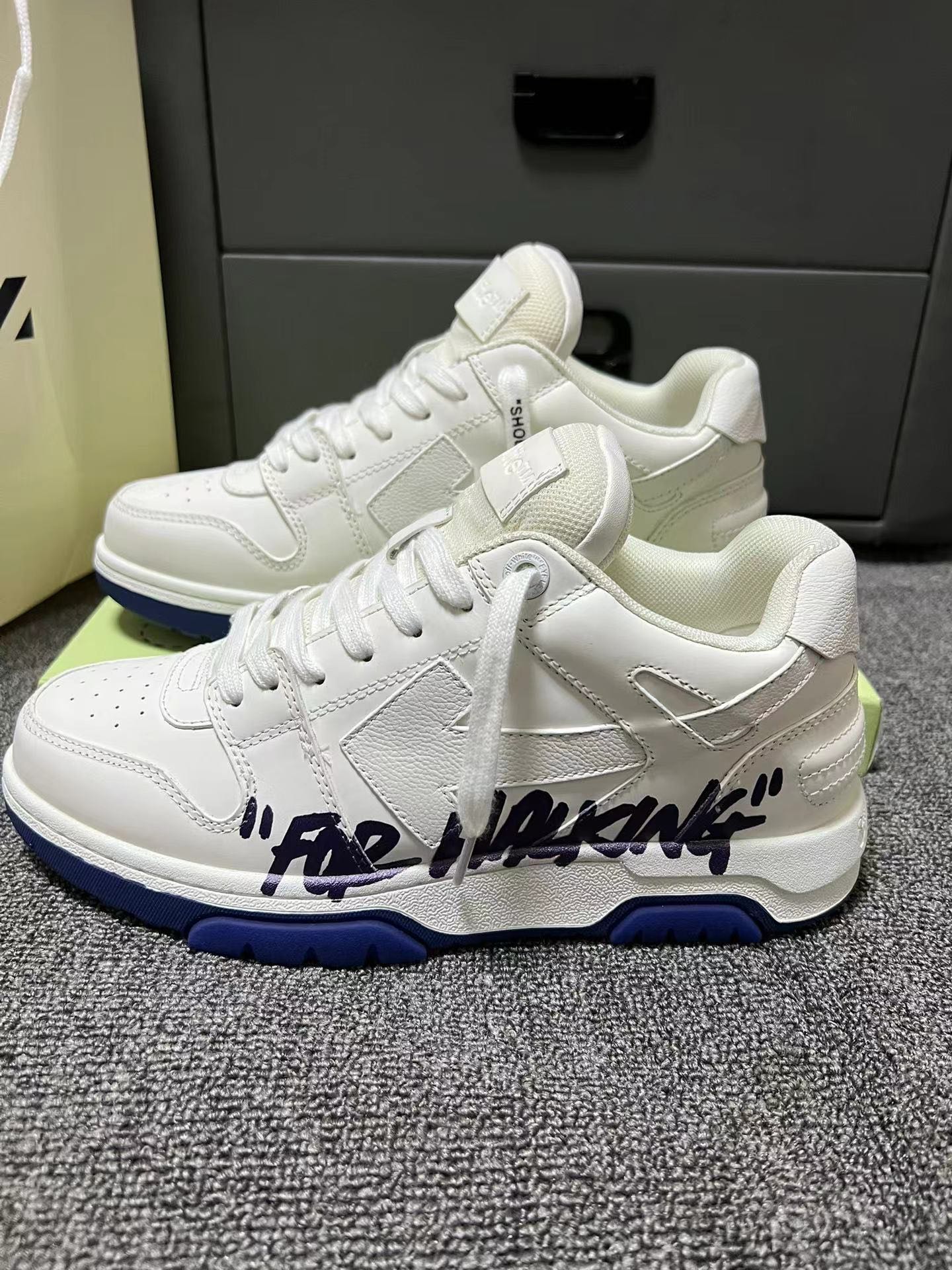 Off-White New Lace-Up Sneakers with Arrowhead ColourblockingMarca estadounidense OFF-WHITE c/o VIRGI