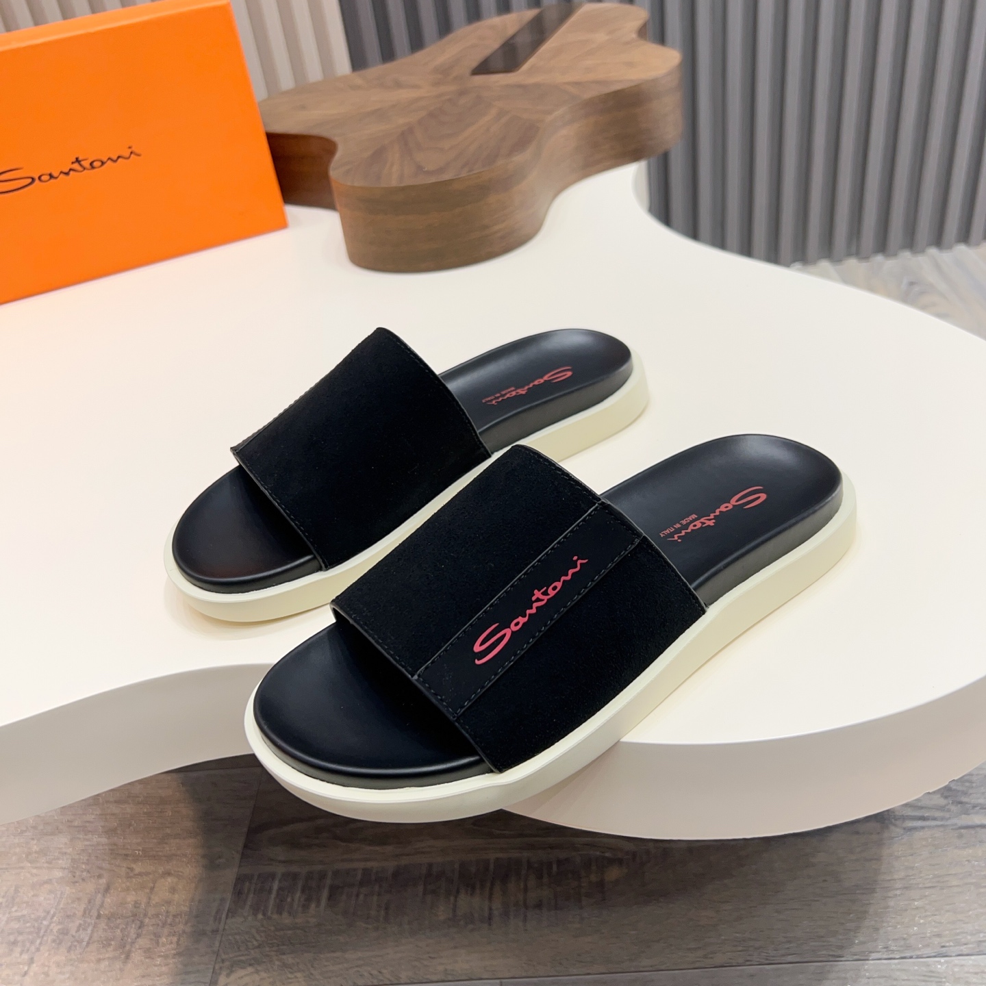 NO:277383,Rick Owe's new summer urban casual slippers, made of top cowhide fabric, soft and skin-friendly, and paired with brand logo decorative buckle, allowing you to easily adjust the comfortable wearing feeling. Rubber non-slip sole, light and comfortable on the feet, fashionable and generous, and available in multiple colors!  Size39-44 (38.45.46. Custom made),,slippers,cowhide19860909Rick Owe瑞克‘欧文斯 新款夏季都市休闲拖鞋,采用顶级牛皮面料,柔软亲肤,搭配品牌徽标装饰搭扣,让您轻松调节出舒适穿着感.橡胶防滑大底,上脚轻便舒适,时尚大方,多色可选！ Size39-44（38.45.46.定做）,,slippers,cowhide,Men's shoes