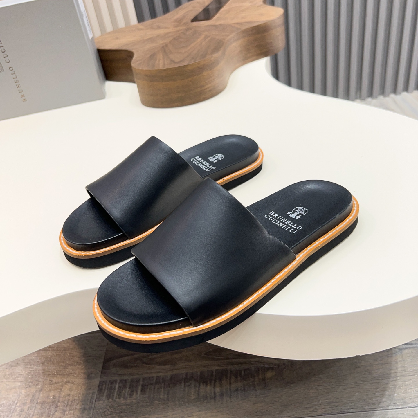 NO:277386,Brunello Cucinelli BC new men's suede leather buckle sandals, with suede leather front strap, which is soft and skin-friendly, allowing you to easily adjust the comfortable wearing feeling. The suede leather shoe insole and genuine leather shoe outsole and ultra-light hole materials along the edges are combined, and the perfect and exquisite design feel. The foot is light and comfortable, fashionable and elegant, and you can choose from multiple colors!  Size39-44 (38.45.46 customized), brunello cucinelli, sandals, cowhide19860909Brunello Cucinelli BC新款男士绒面皮革搭扣凉鞋,采用绒面牛皮革前带,柔软亲肤,让您轻松调节出舒适穿着感.绒面皮革鞋内底与真皮鞋外底、超轻微孔材料沿边组合,完美精致的设计感.上脚轻便舒适,时尚大方,多色可选！ Size39-44（38.45.46定做）,,brunello cucinelli,sandals,cowhide,Men's shoes