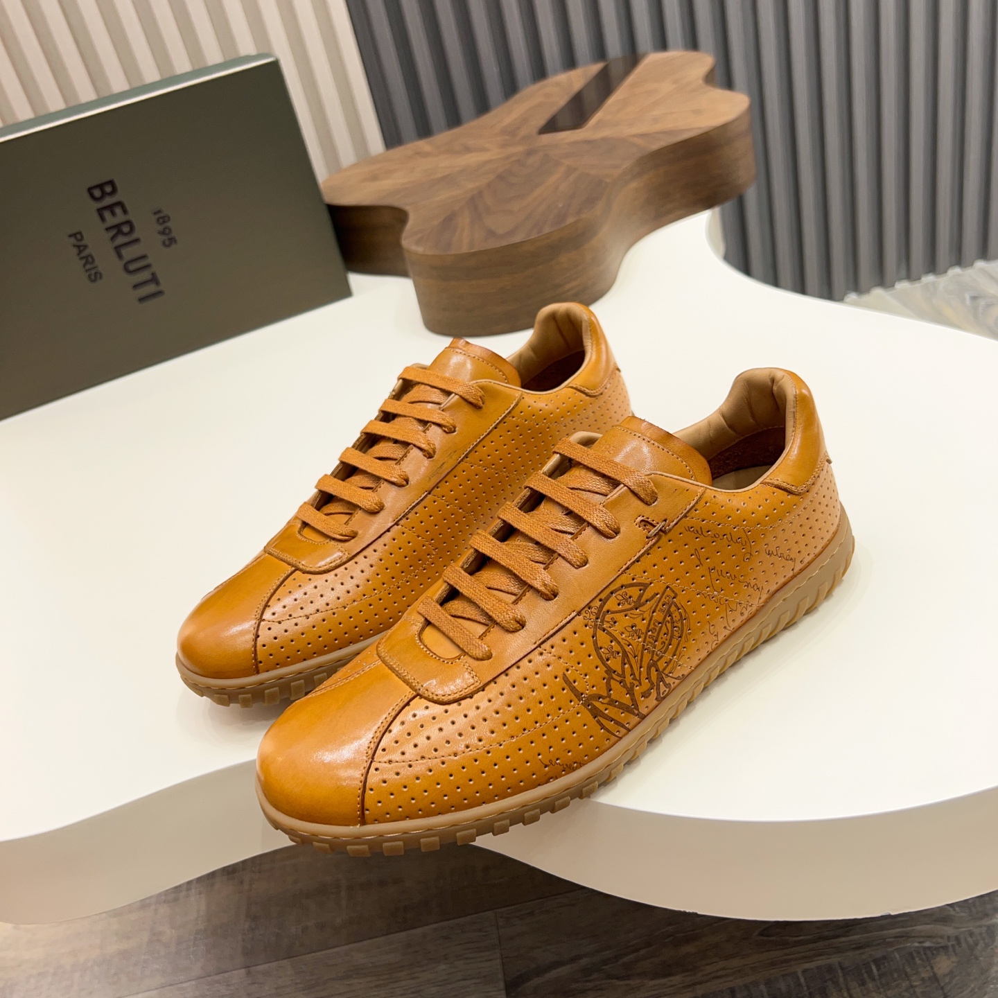 NO:355459,The high-version upgrade, the strongest hand-made colored sports shoes series, patina ancient dyeing technology, draws inspiration from craftsmen's handmade stone Taichung to create a new luster. The dyeing process is renewed and upgraded, integrating the classics with innovative ideas. Water-dyed cowhide inner lining + tpu outsole Size: 38-45, (38 45 orders),, sneakers, cowhide19860909高版本升级,最强手工感擦色运动鞋系列,patina古法染色技艺,从匠人手作石台中汲取灵感创造出富有新意的光泽.染色工艺焕新升级,将经典传承出创新理念融为一体.水染牛皮内里+tpu大底Size:38-45,（38 45订）,,sneakers,cowhide,Men's shoes