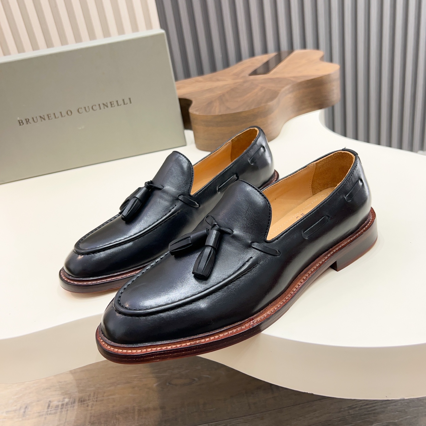 NO:541911,Brunello Cucineli loafers The exquisite materials meet the classic style of penny loafers to create the elegant casual style of this shoe. The soft velvet mercerized cow velvet leather highlights the non-formal design of the shoes, and the light and inspirational production structure brings you a comfortable experience every day. Original leather outsole, leather midsole, Yangjing suede leather, water-dyed cow leather lining, Size: 39-46 (38.45.46. Custom made), brunello cucinelli,loafers,cowhide,sheep,Leather soles19860909Brunello Cucineli乐福鞋 精致材料与便士乐福鞋的经典格调相遇,营造这款鞋子的高雅休闲风格.如天鹅绒一般柔软的丝光牛绒皮突出鞋子的非正装设计,轻盈而灵感的制作结构则为您的每一天带来舒适之至的足下体验.原版真皮大底,真皮中底板 羊京绒面皮,水染牛皮内里, Size:39-46(38.45.46.订做),,brunello cucinelli,loafers,cowhide,sheep,Leather soles,Men's shoes
