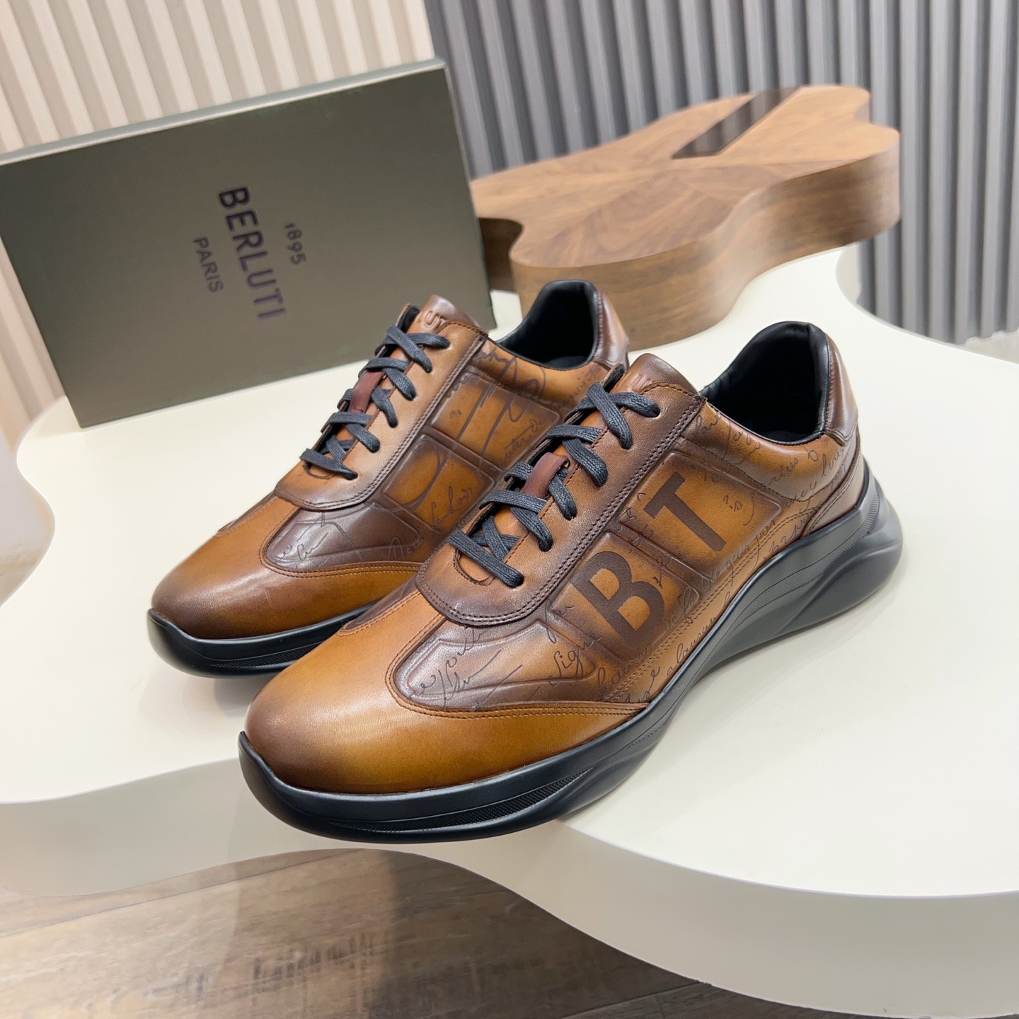 NO:620359,Berluti/Bruti low-top casual sneakers, this versatile low-top sneaker is made of imported cowhide leather, with a scritto pattern on the outside, genuine leather wrapping on the heel, and imported calfskin lining for the feet. It is super comfortable. The tongue is spliced ​​with the same material and has the '1895 B PARIS' embossed logo, waxed laces, and brand logo rubber outsole, which is fashionable and comfortable!  .Size39-44 (45 46. customized),,sneakers,cowhide19860909Berluti/布鲁提 低帮休闲运动鞋,这款百搭的低帮运动鞋鞋面采用进口牛皮打造,外侧饰有scritto图纹,后跟真皮包裹,内里垫脚进口小牛皮,舒适度超级赞,同材质拼接鞋舌带“1895 B PARIS“压纹徽标,配打蜡鞋带,品牌logo橡胶大底,时髦又舒适！ .Size39-44（45 46.定制）,,sneakers,cowhide,Men's shoes