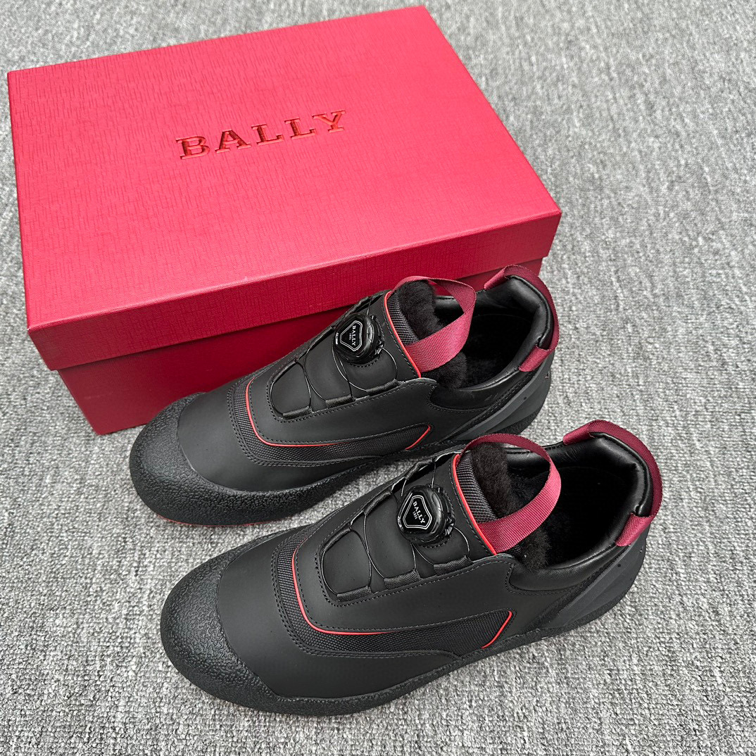 NO:604414,Bally Cubrid Bally’s low-cut hot model is now available!  Nivonian structure provides extra flexibility, comfort and durability. The upper is made of first-layer leather #red trim + nylon cloth + red webbing embellishment. The most popular rotating buttons. Lace-up closure design for easy on and off. The insole and lining of the shoe are all real wool!  Size 38-43 black red standard leather shoe size item number 55055060,, bally19860909Bally Cubrid巴利低帮爆款出货！ 尼福尼亚结构提供额外的灵活性 舒适性和耐久性 鞋面采用头层皮革#红色镶边+尼龙布+红色织带点缀 最流行旋转式纽扣 系带开合设计方便穿脱 鞋垫和鞋里都是真羊毛 ！ 尺码38-43 黑红色 标准皮鞋码 货号55055060,,bally,Men's shoes