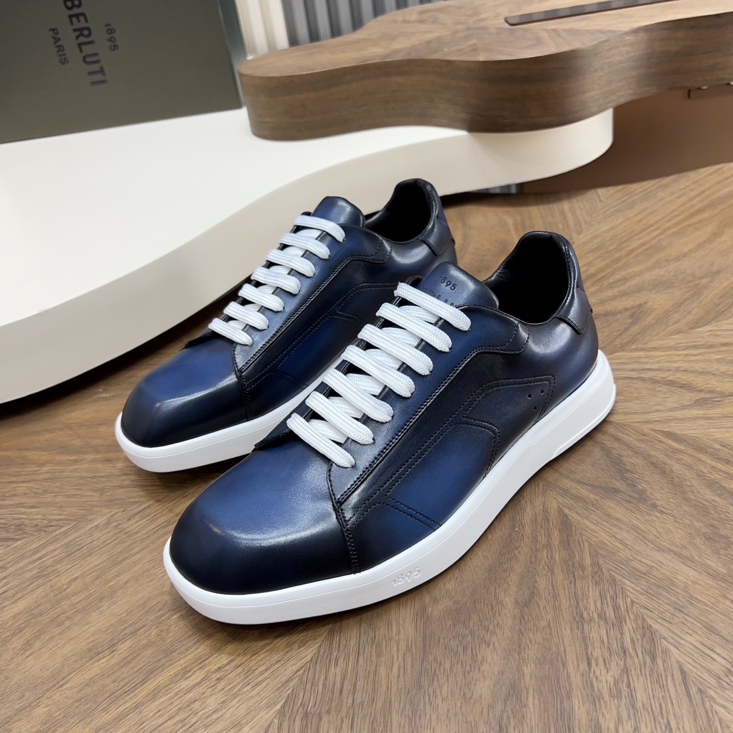 NO:730882,High version upgrade, the strongest hand-made color-brushed sports shoe series, patina ancient dyeing technique, drawing inspiration from the craftsman's handmade stone table to create a novel luster. The dyeing process is renewed and upgraded, integrating classic inheritance and innovative ideas. Water-dyed cowhide lining. Foamed outsole Size: 38-44 can be customized in 38 45 46 47. Note: Due to the slight error in hand-dyed products, they are not exactly the same,,,cowhisneakers,cowhide19860909高版本升级,最强手工感擦色运动鞋系列,patina古法染色技艺,从匠人手作石台中汲取灵感创造出富有新意的光泽.染色工艺焕新升级,将经典传承出创新理念融为一体.水染牛皮内里 发泡大底Size:38-44可订38 45 46 47定制,注意:由于纯手工上色产品稍微有误差没有一摸一样,,,sneakers,cowhide,Men's shoes