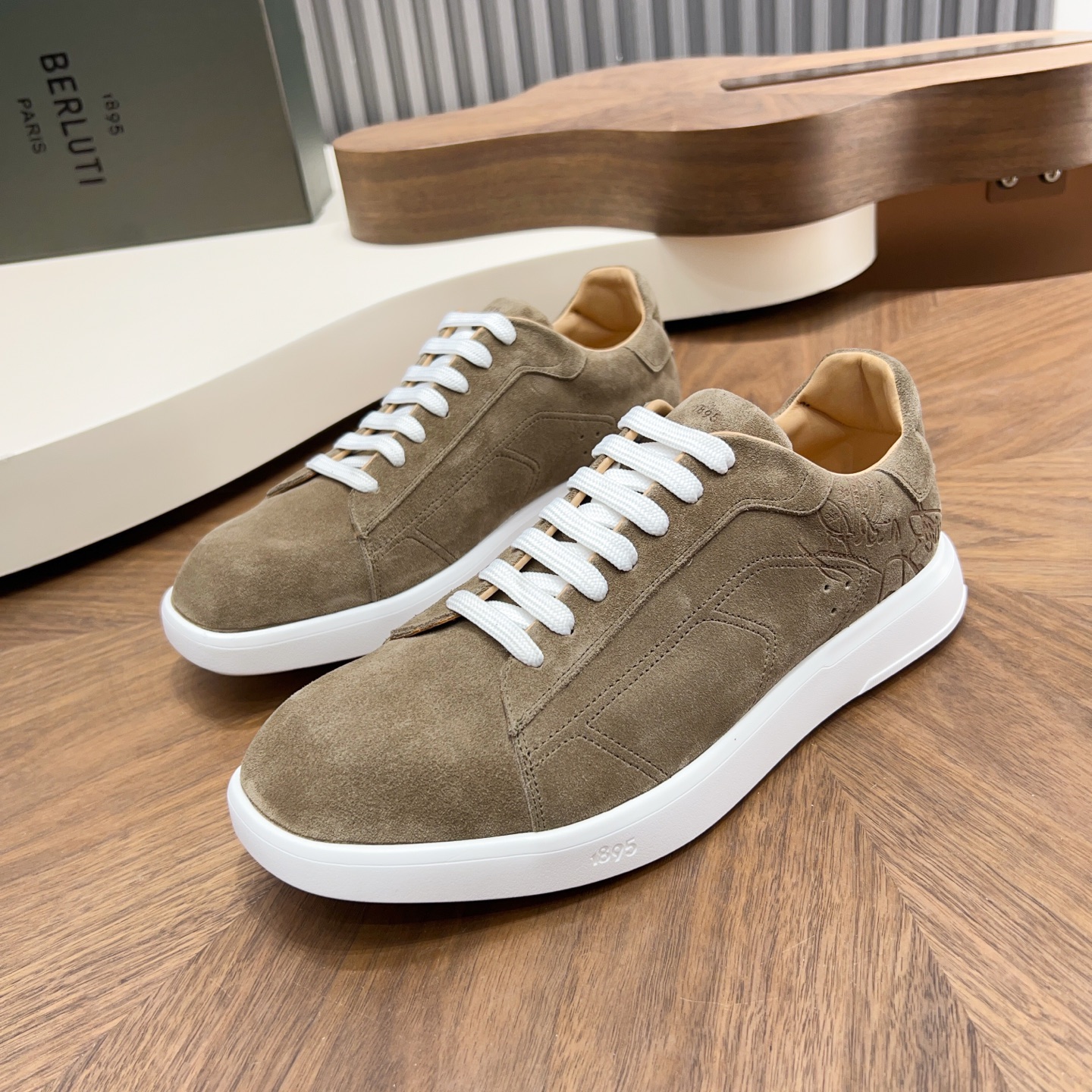 NO:690097,Berlut* men's high-end slip-on casual shoes, the latest officially released model for the catwalk. Imported cow suede material, imported calfskin lining, pure rubber light sole, lightweight and comfortable. Berlut* badge and logo printing capture visual highlights, three-dimensional relief Scritto pattern. High frequency air pressure badge pattern, showing an extraordinary attitude!  Size39-44 (38.45 46 customized),,cowhide19860909Berlut* 布鲁提 男士一脚蹬高端休闲鞋,官方最新发布走秀新款 进口牛反绒材质 内里进口小牛皮 纯橡胶轻底 轻便舒适 .Berlut* 徽章和logo印花俘获视觉亮点,立体感浮雕 Scritto 图纹.高周波空压徽章图纹,彰显不凡态度！ Size39-44（38.45 46定做）,,cowhide,Men's shoes