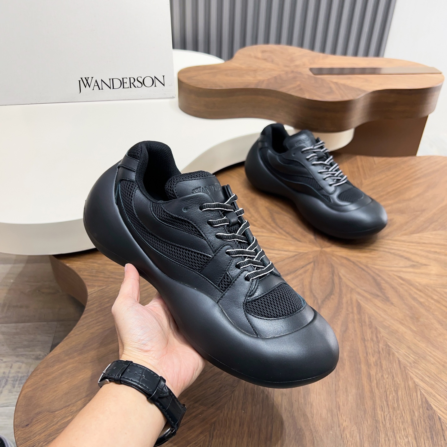 NO:833826,JW ANDERSON Internet celebrity big-toe thick-soled bread shoes, which increase the height and show the slender legs｜full of atmosphere on the upper foot. Available in three colors: Black Warrior｜silver white｜blue and black. Unified retail price. Regular custom code 40/41/42/43/44 3845. Other sizes can be customized. The quality is online and can be matched with all kinds of outfits.19860909JW ANDERSON 网红大头厚底面包鞋 增高显腿细｜上脚氛围感拉满 三色可选黑武士｜银白｜蓝黑 统一零售价 常规定制码40/41/42/43/44 3845其他尺码均可专属定制 质感在线 百搭各种穿搭～,,Men's shoes
