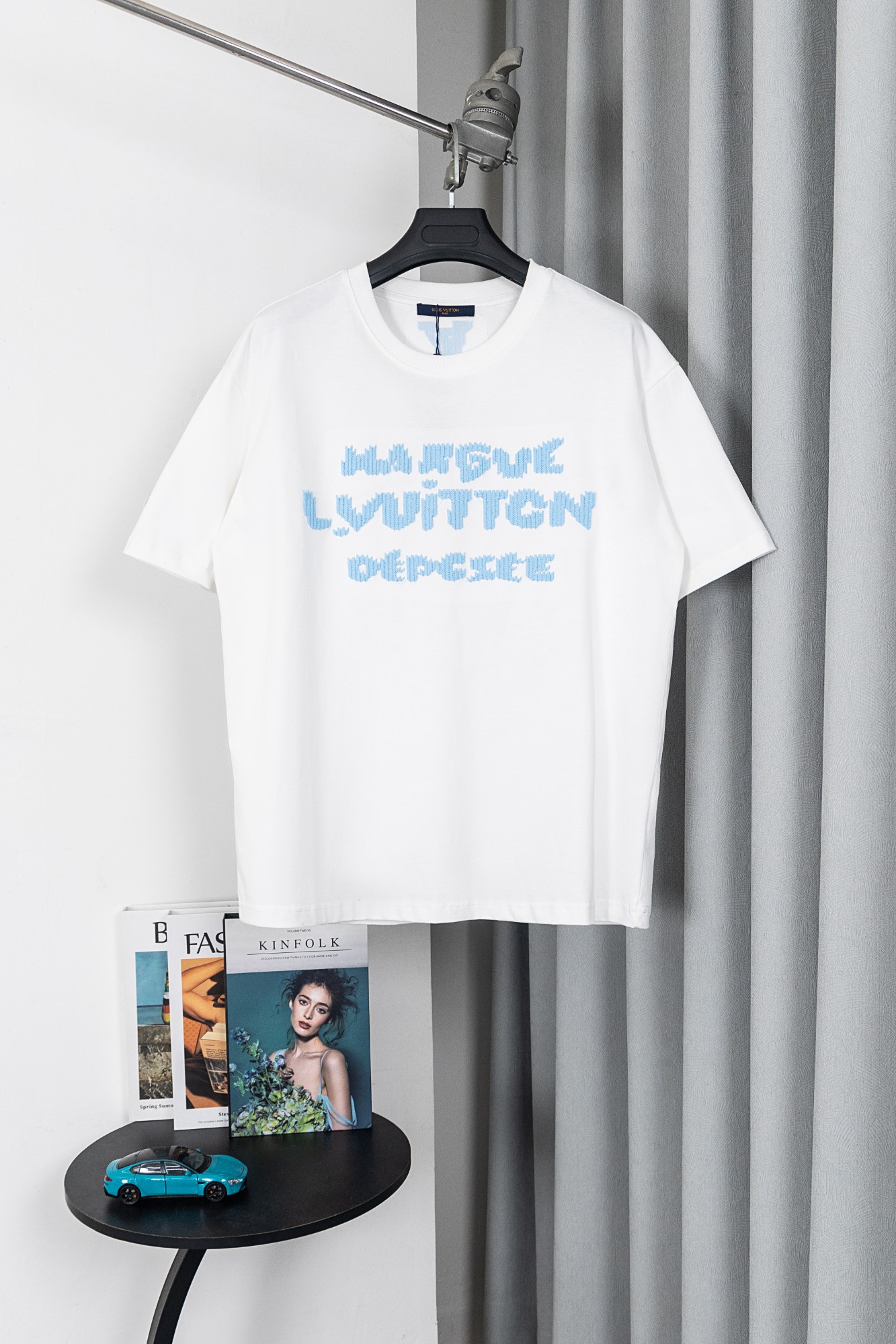 P75 Número de modelo: X027 Louis Vuitton camiseta de manga corta con estampado de letras estilo píxel ✨ Punto destacado…