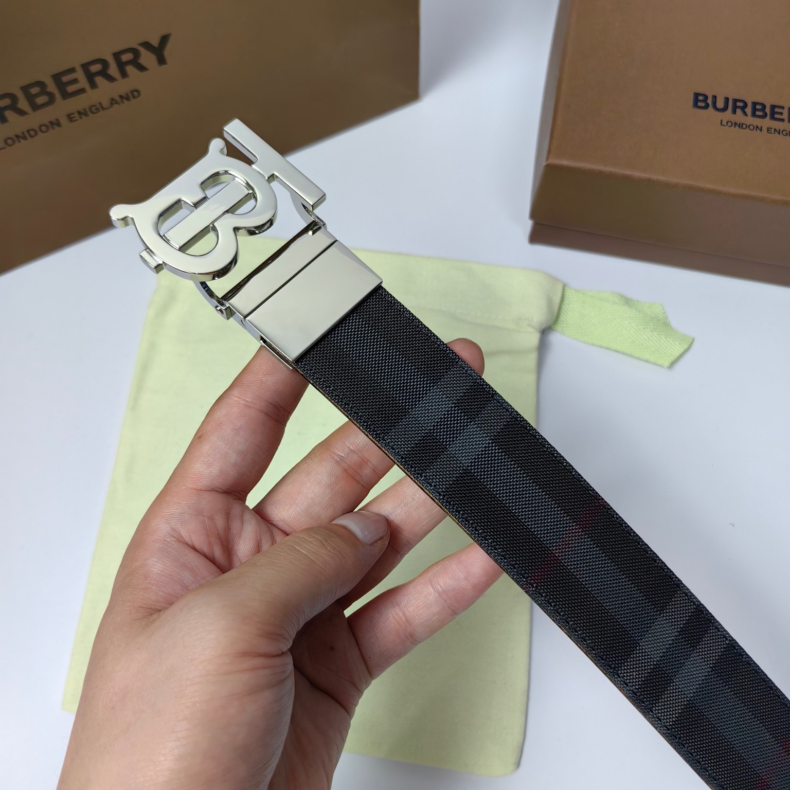 巴寶莉BURBERRY官网最新款35MM皮革腰带帶身採用進口皮頭層軟皮工艺純銅扣轉動扣雙面可用做工精緻