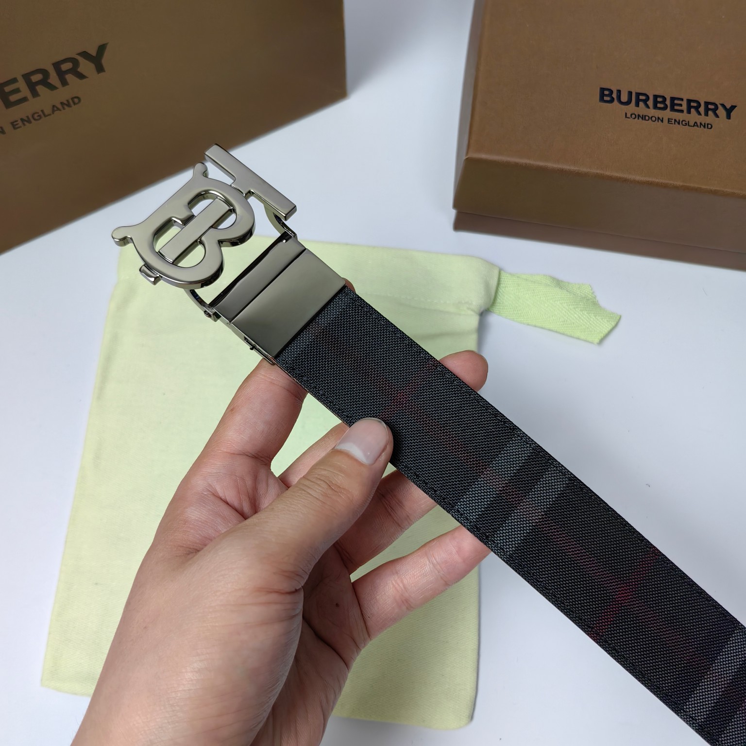 巴寶莉BURBERRY官网最新款35MM皮革腰带帶身採用進口皮頭層軟皮工艺純銅扣轉動扣雙面可用做工精緻