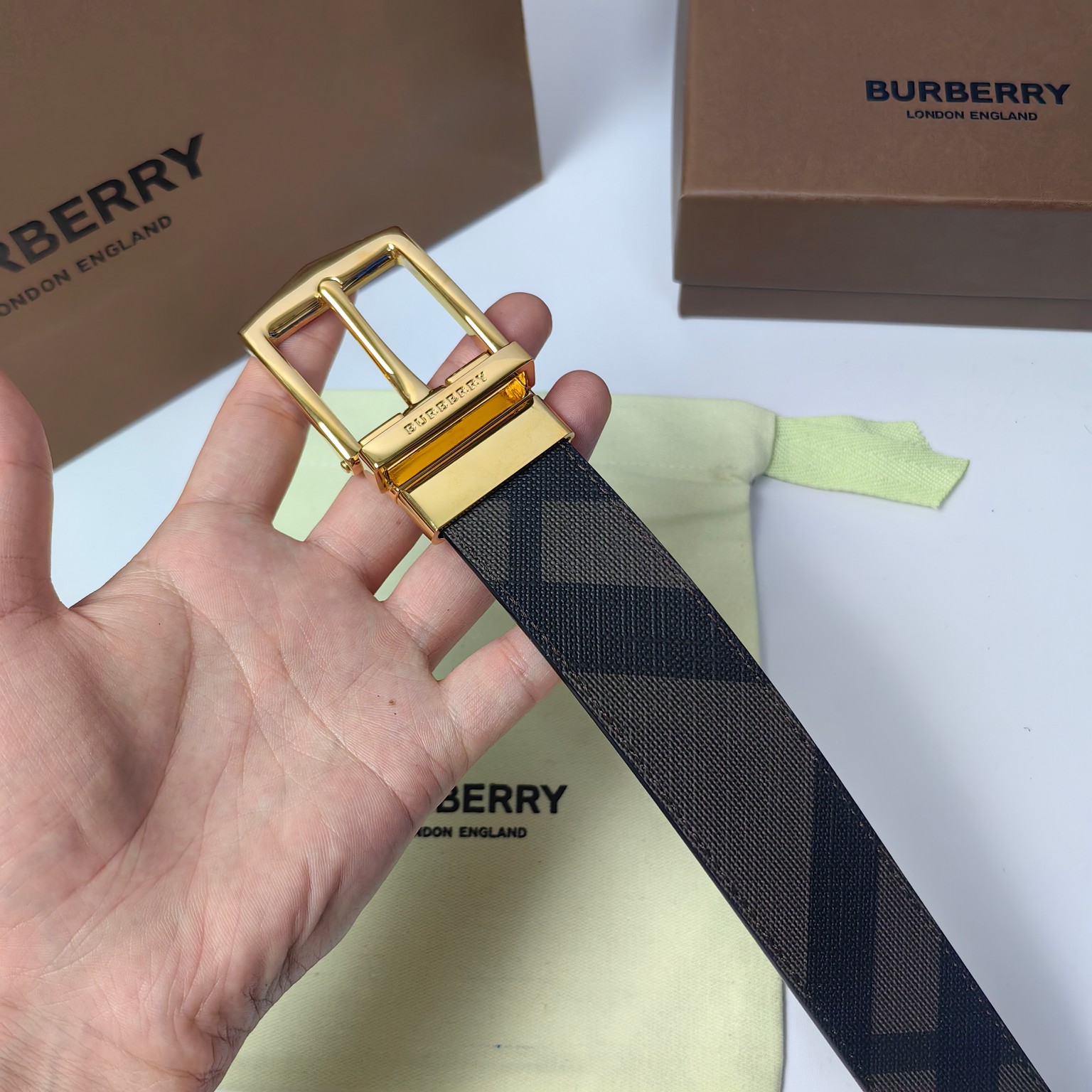 巴寶莉BURBERRY官网最新款35MM皮革腰带帶身採用進口皮頭層軟皮工艺純銅扣轉動扣雙面可用做工精緻