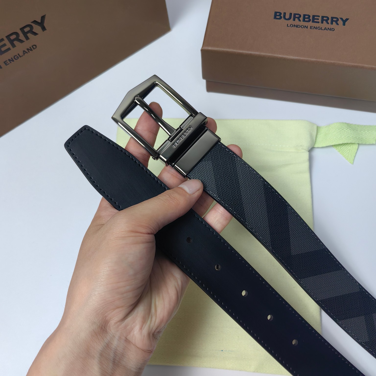 巴寶莉BURBERRY官网最新款35MM皮革腰带帶身採用進口皮頭層軟皮工艺純銅扣轉動扣雙面可用做工精緻
