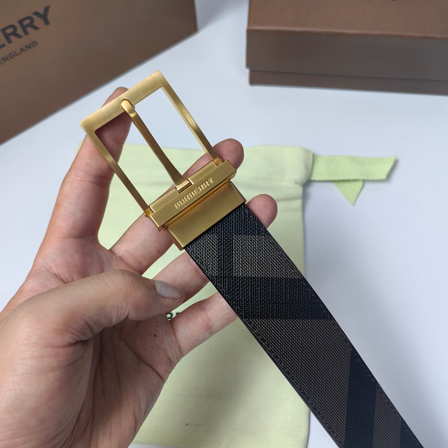 巴寶莉BURBERRY官网最新款35MM皮革腰带帶身採用進口皮頭層軟皮工艺純銅扣轉動扣雙面可用做工精緻