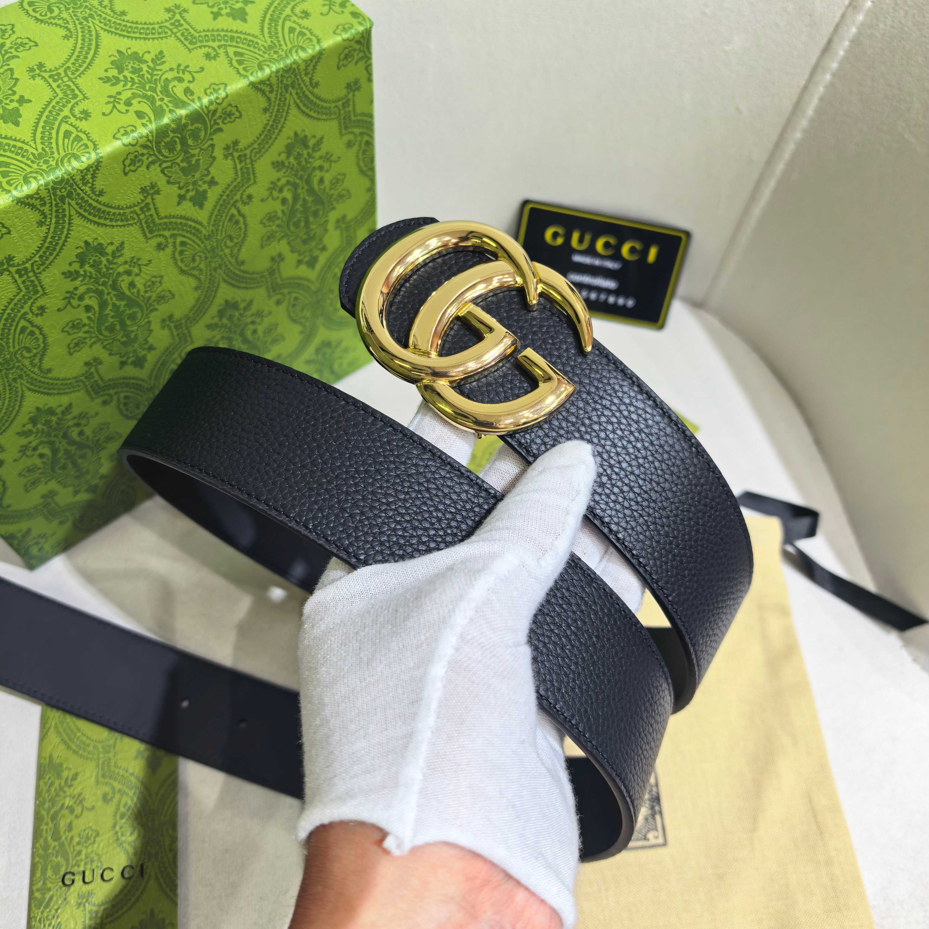 GUCCI  时尚经典腰带。配饰继续引领Gucci全新系列的潮流，以独具匠心的丰富细节和实用功能演绎出众品质。经典的双G