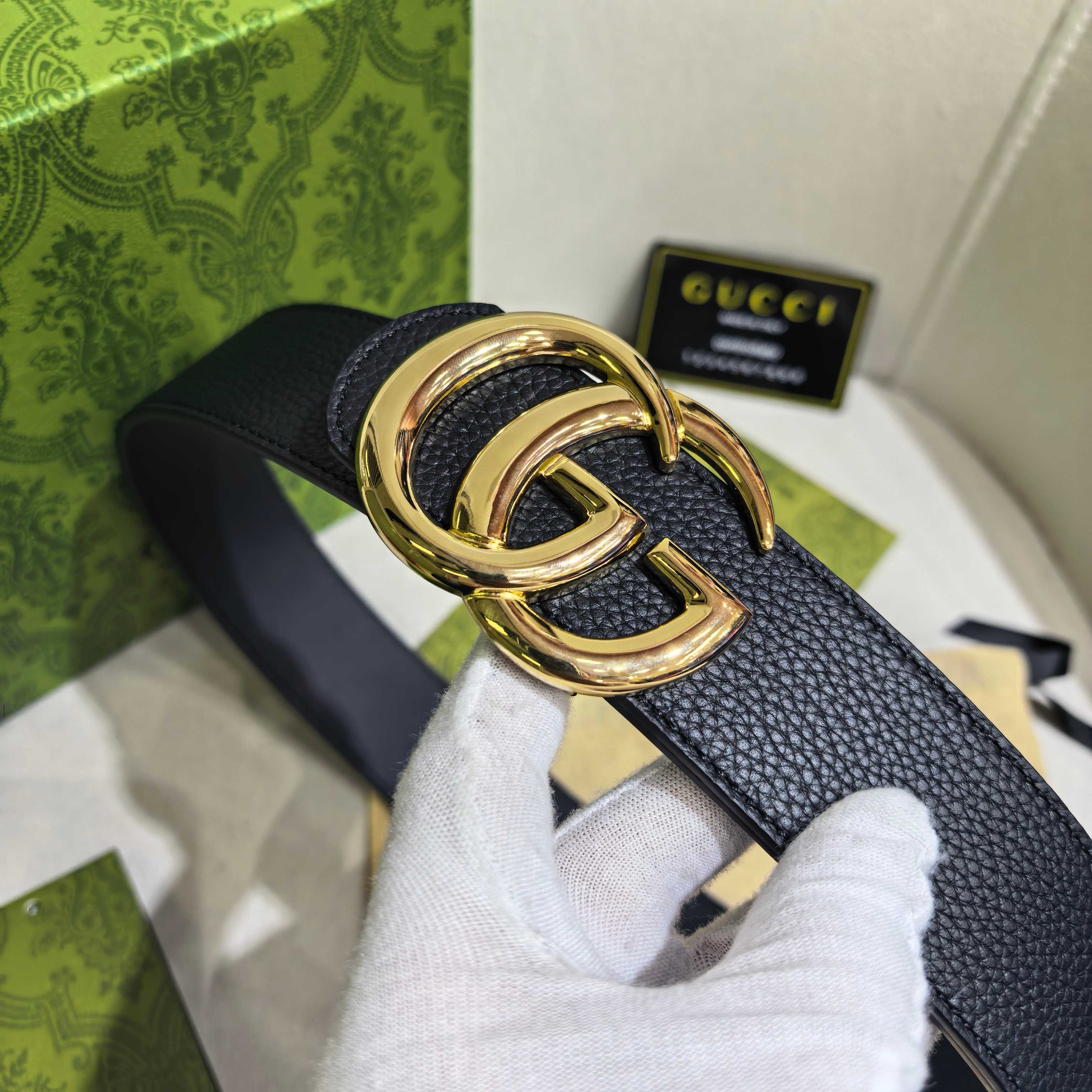 GUCCI  时尚经典腰带。配饰继续引领Gucci全新系列的潮流，以独具匠心的丰富细节和实用功能演绎出众品质。经典的双G