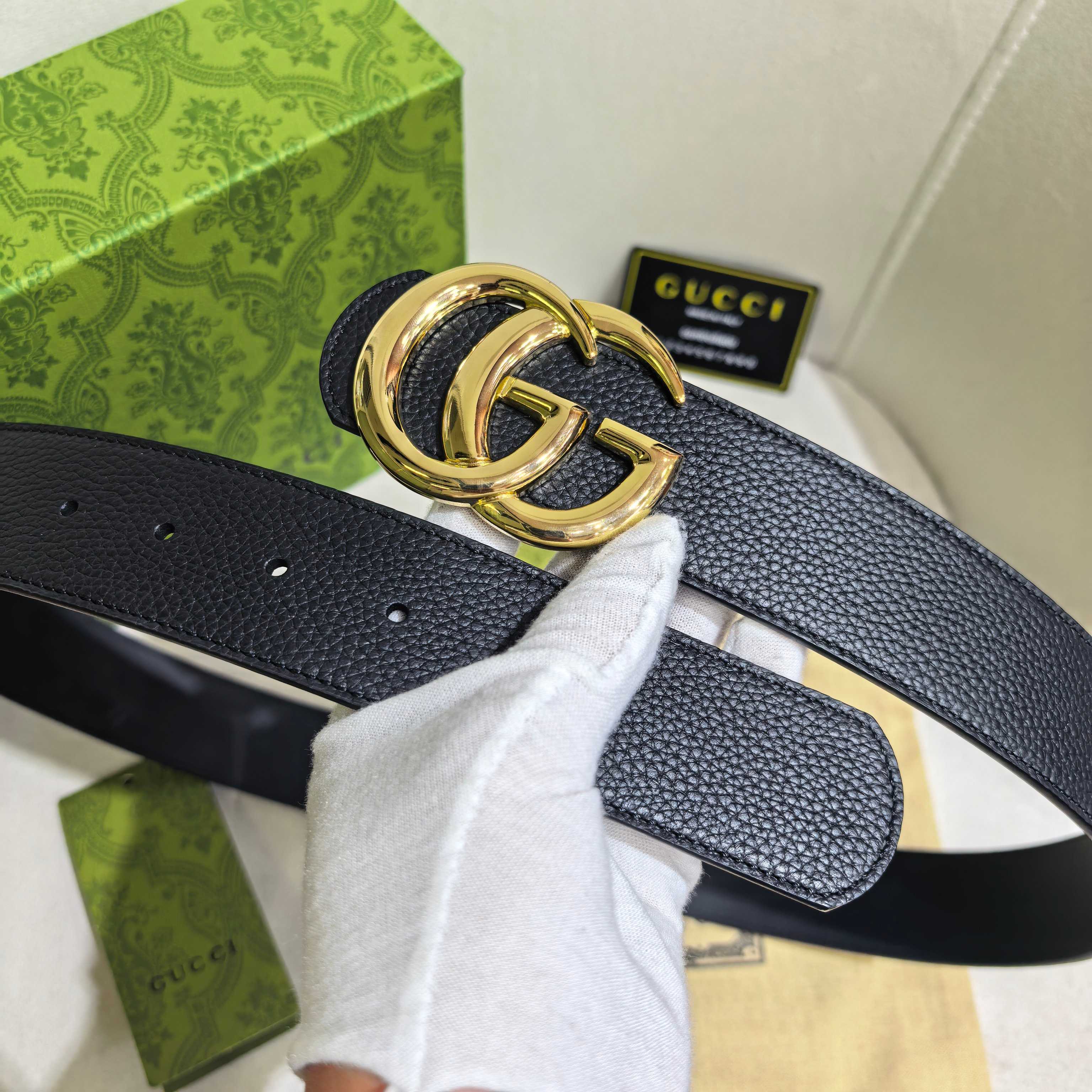 GUCCI  时尚经典腰带。配饰继续引领Gucci全新系列的潮流，以独具匠心的丰富细节和实用功能演绎出众品质。经典的双G