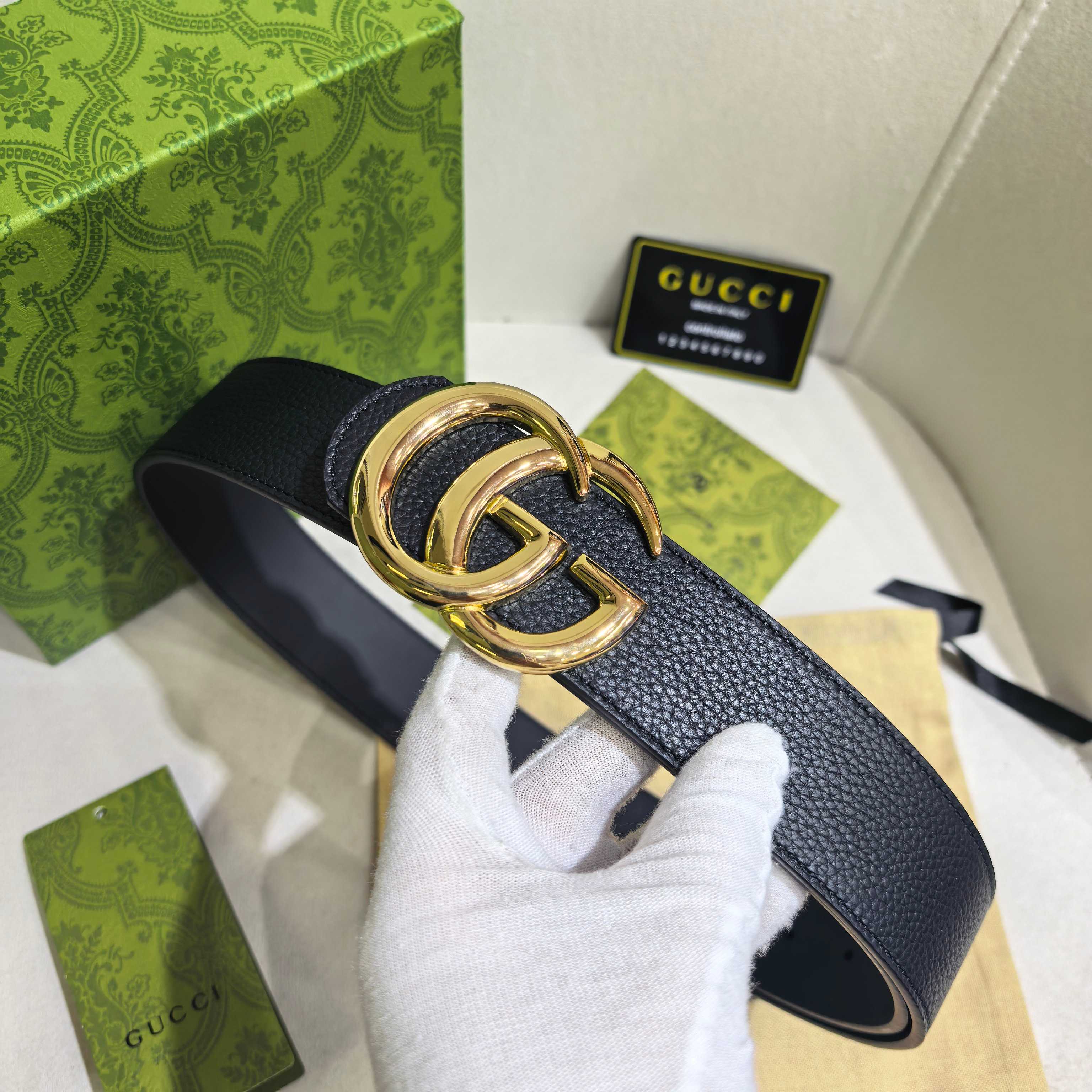 GUCCI  时尚经典腰带。配饰继续引领Gucci全新系列的潮流，以独具匠心的丰富细节和实用功能演绎出众品质。经典的双G