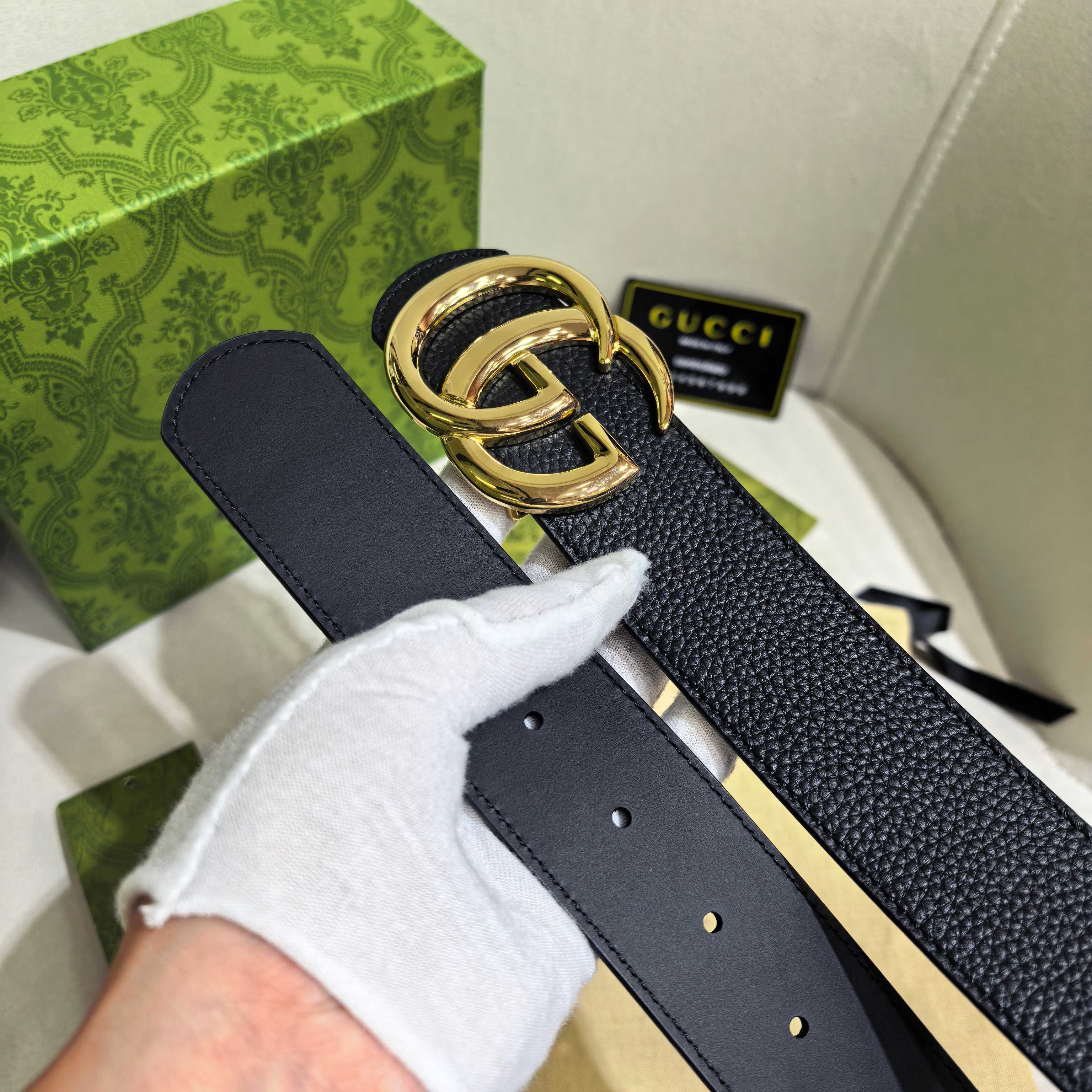 GUCCI  时尚经典腰带。配饰继续引领Gucci全新系列的潮流，以独具匠心的丰富细节和实用功能演绎出众品质。经典的双G