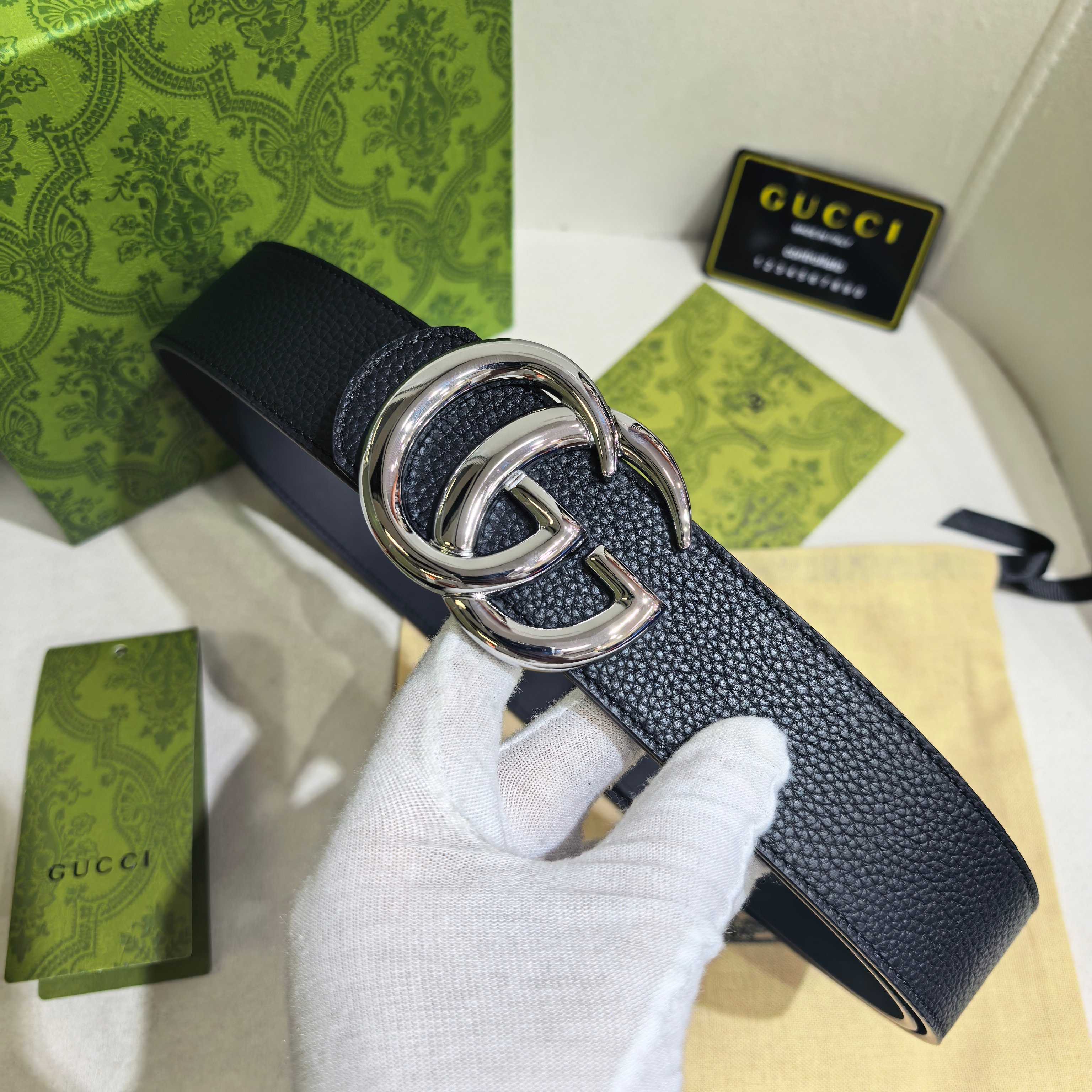 GUCCI  时尚经典腰带。配饰继续引领Gucci全新系列的潮流，以独具匠心的丰富细节和实用功能演绎出众品质。经典的双G