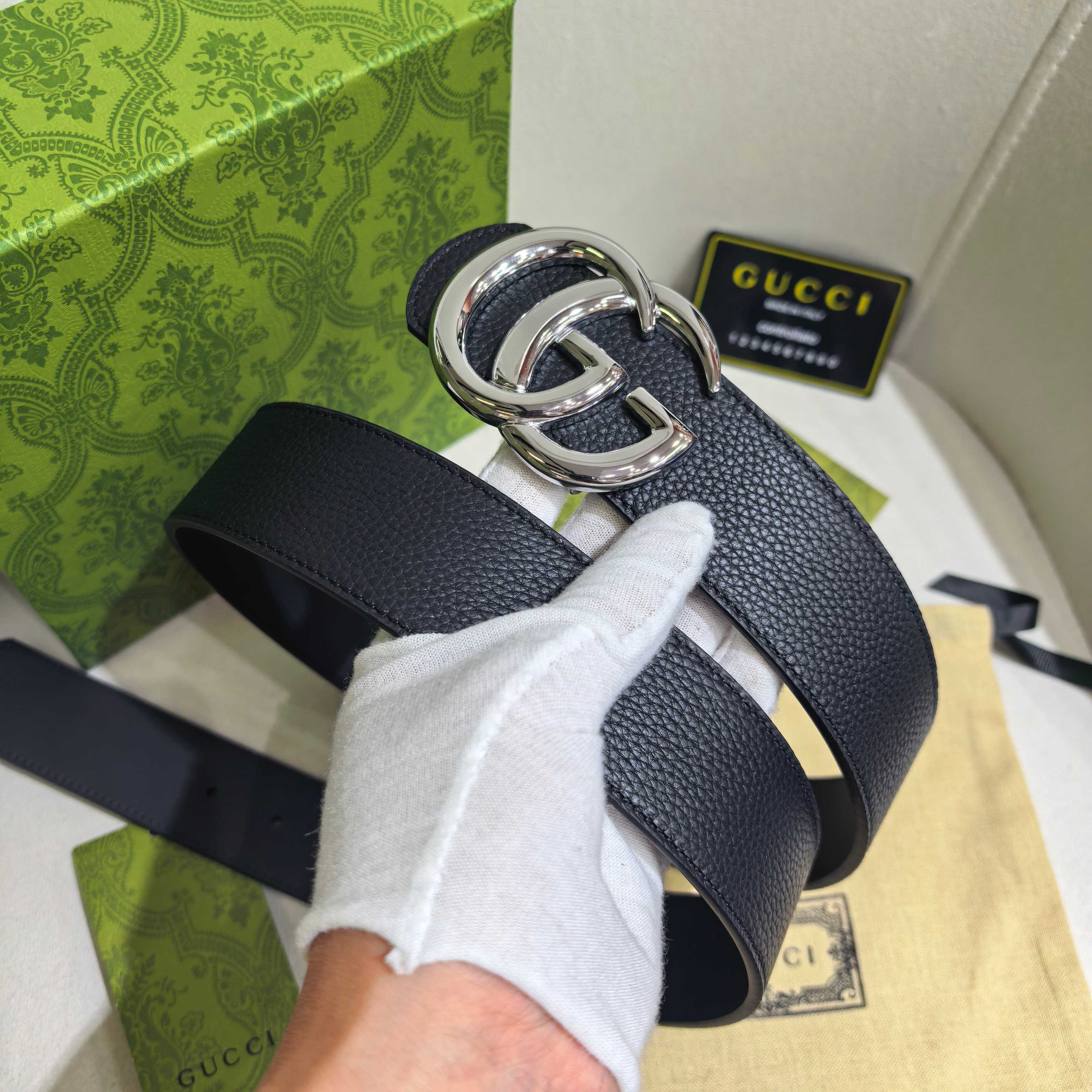 GUCCI  时尚经典腰带。配饰继续引领Gucci全新系列的潮流，以独具匠心的丰富细节和实用功能演绎出众品质。经典的双G