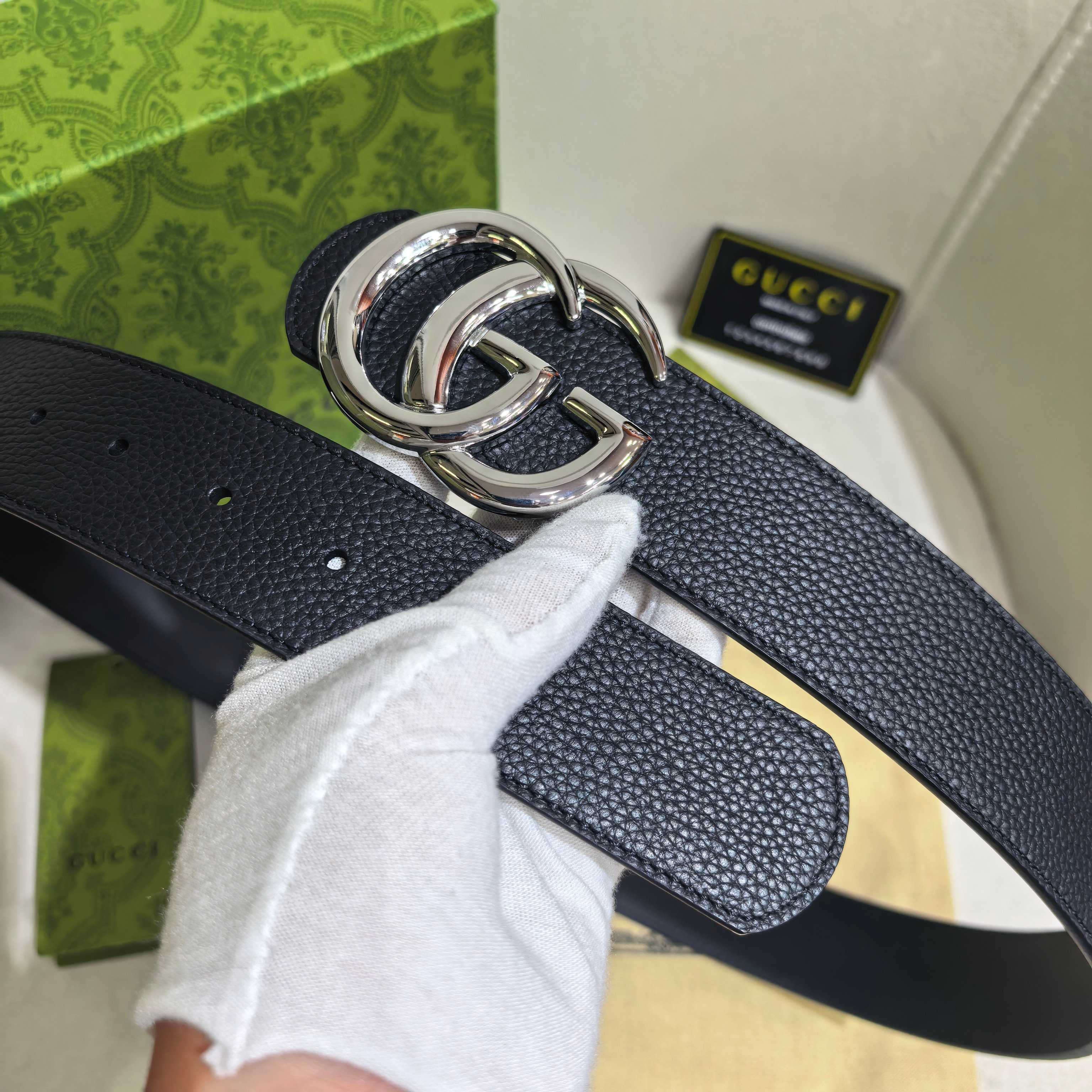 GUCCI  时尚经典腰带。配饰继续引领Gucci全新系列的潮流，以独具匠心的丰富细节和实用功能演绎出众品质。经典的双G