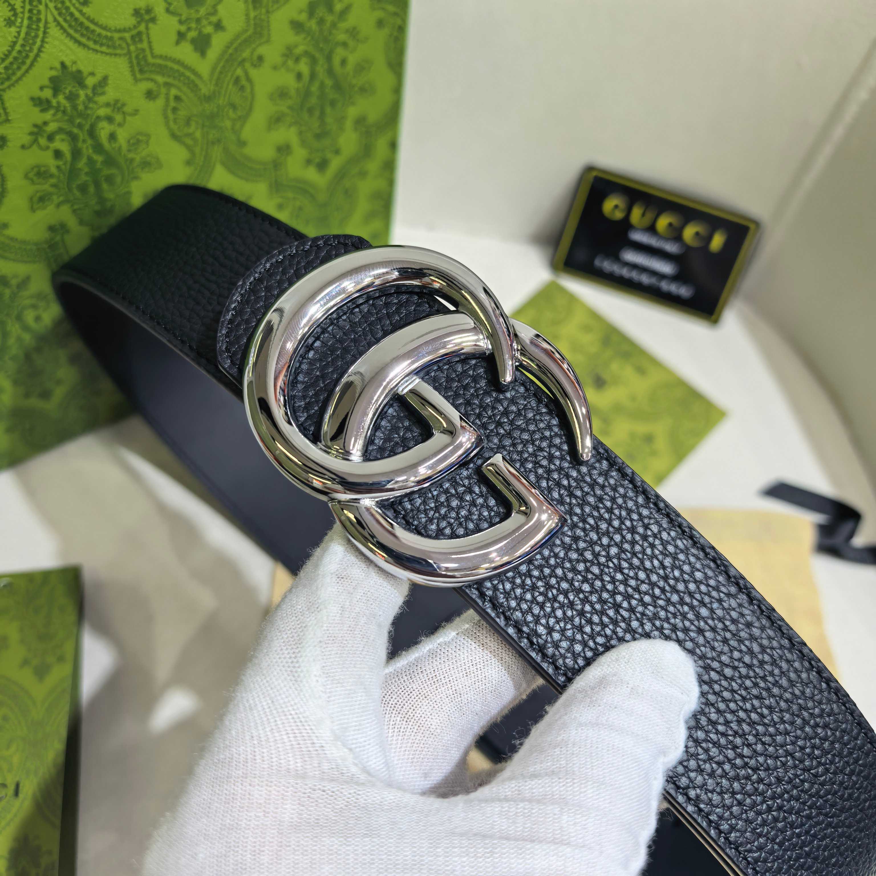 GUCCI  时尚经典腰带。配饰继续引领Gucci全新系列的潮流，以独具匠心的丰富细节和实用功能演绎出众品质。经典的双G