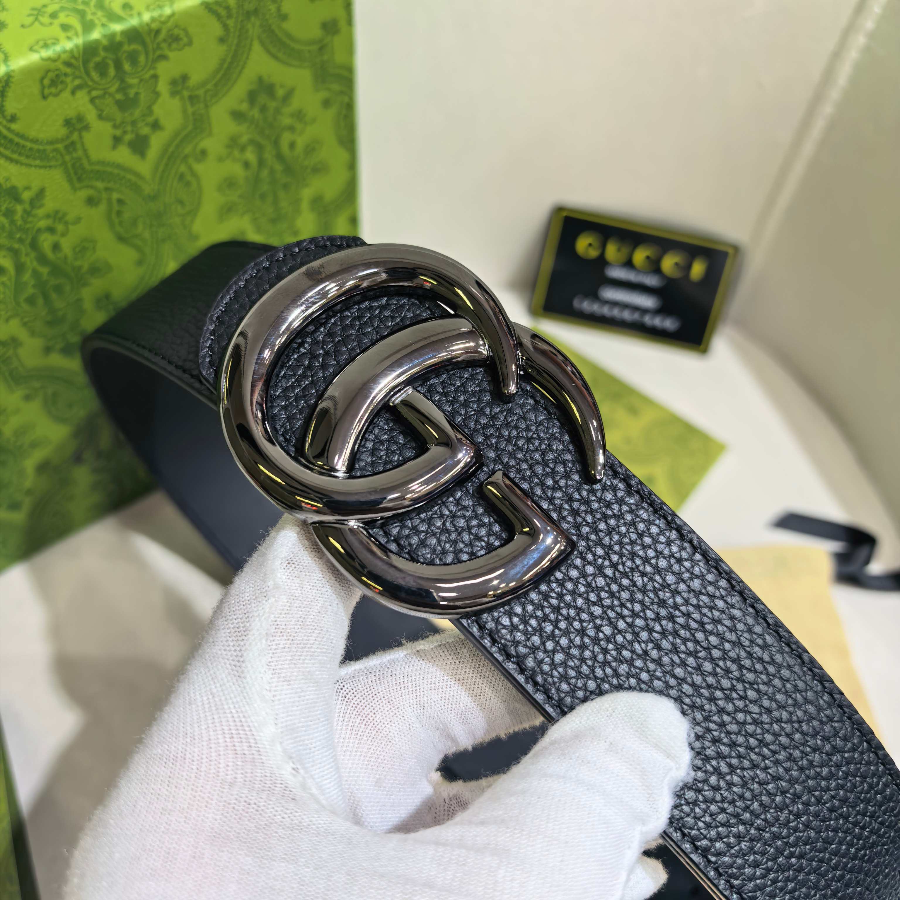 GUCCI  时尚经典腰带。配饰继续引领Gucci全新系列的潮流，以独具匠心的丰富细节和实用功能演绎出众品质。经典的双G