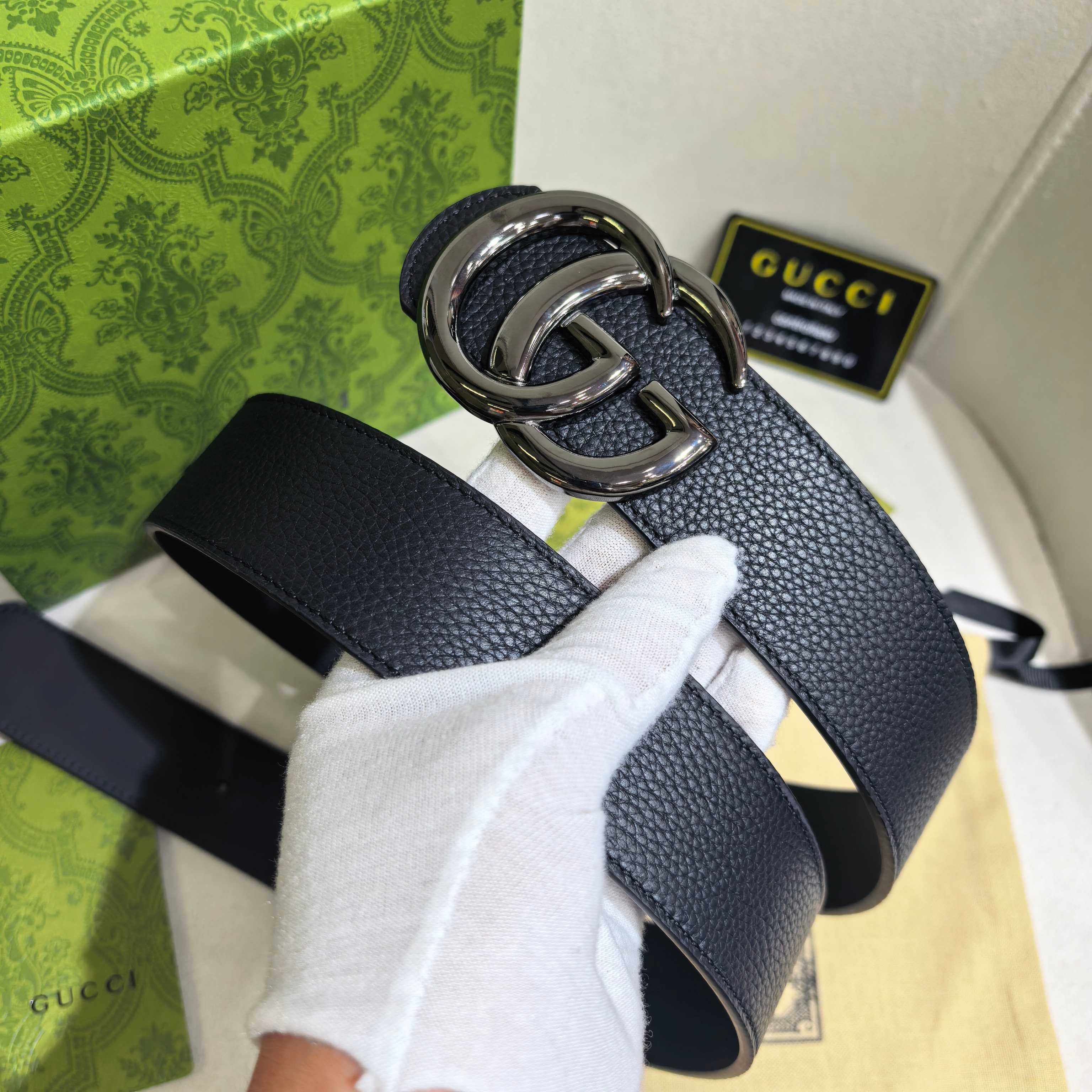 GUCCI  时尚经典腰带。配饰继续引领Gucci全新系列的潮流，以独具匠心的丰富细节和实用功能演绎出众品质。经典的双G