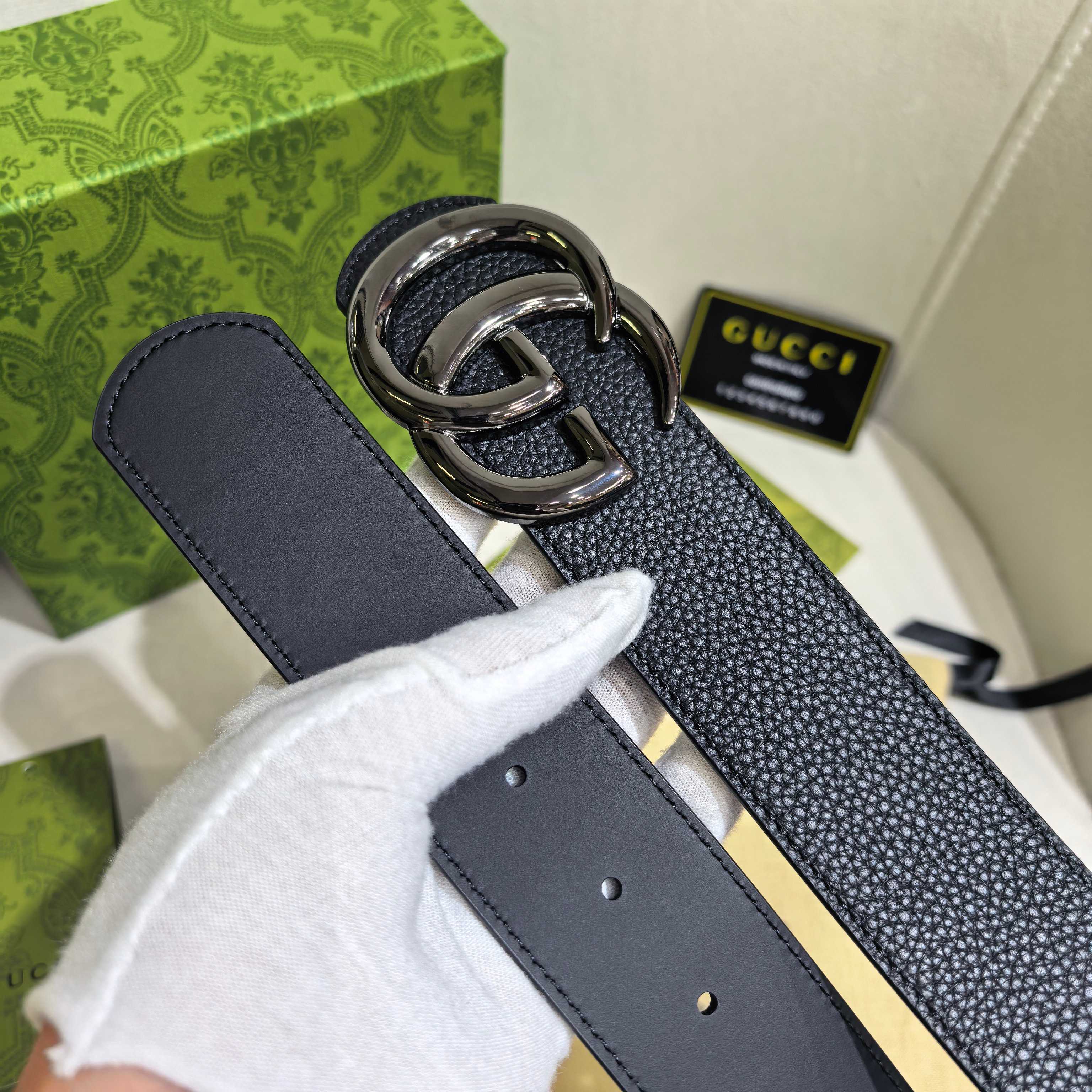 GUCCI  时尚经典腰带。配饰继续引领Gucci全新系列的潮流，以独具匠心的丰富细节和实用功能演绎出众品质。经典的双G