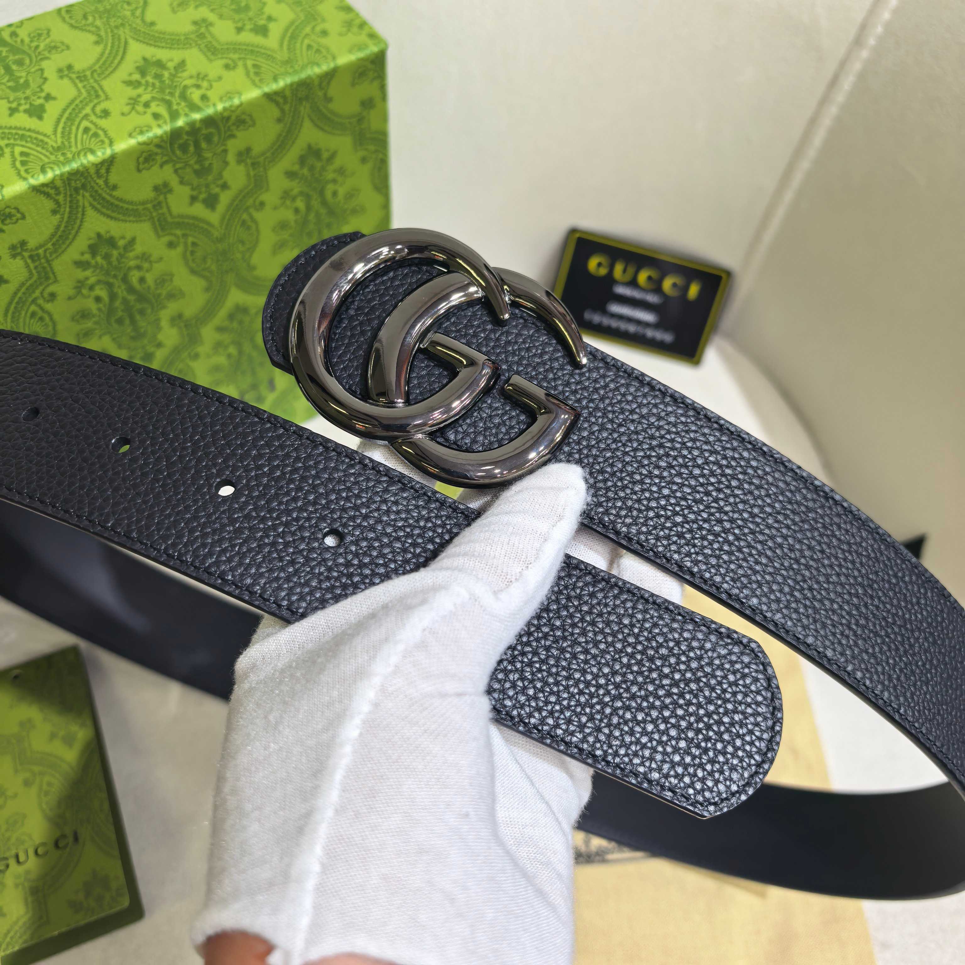 GUCCI  时尚经典腰带。配饰继续引领Gucci全新系列的潮流，以独具匠心的丰富细节和实用功能演绎出众品质。经典的双G