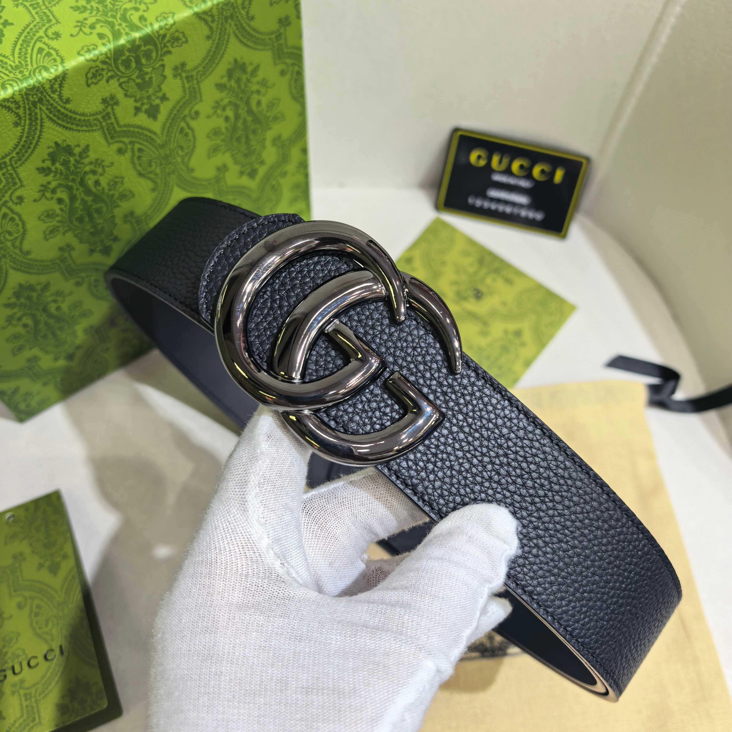 GUCCI  时尚经典腰带。配饰继续引领Gucci全新系列的潮流，以独具匠心的丰富细节和实用功能演绎出众品质。经典的双G