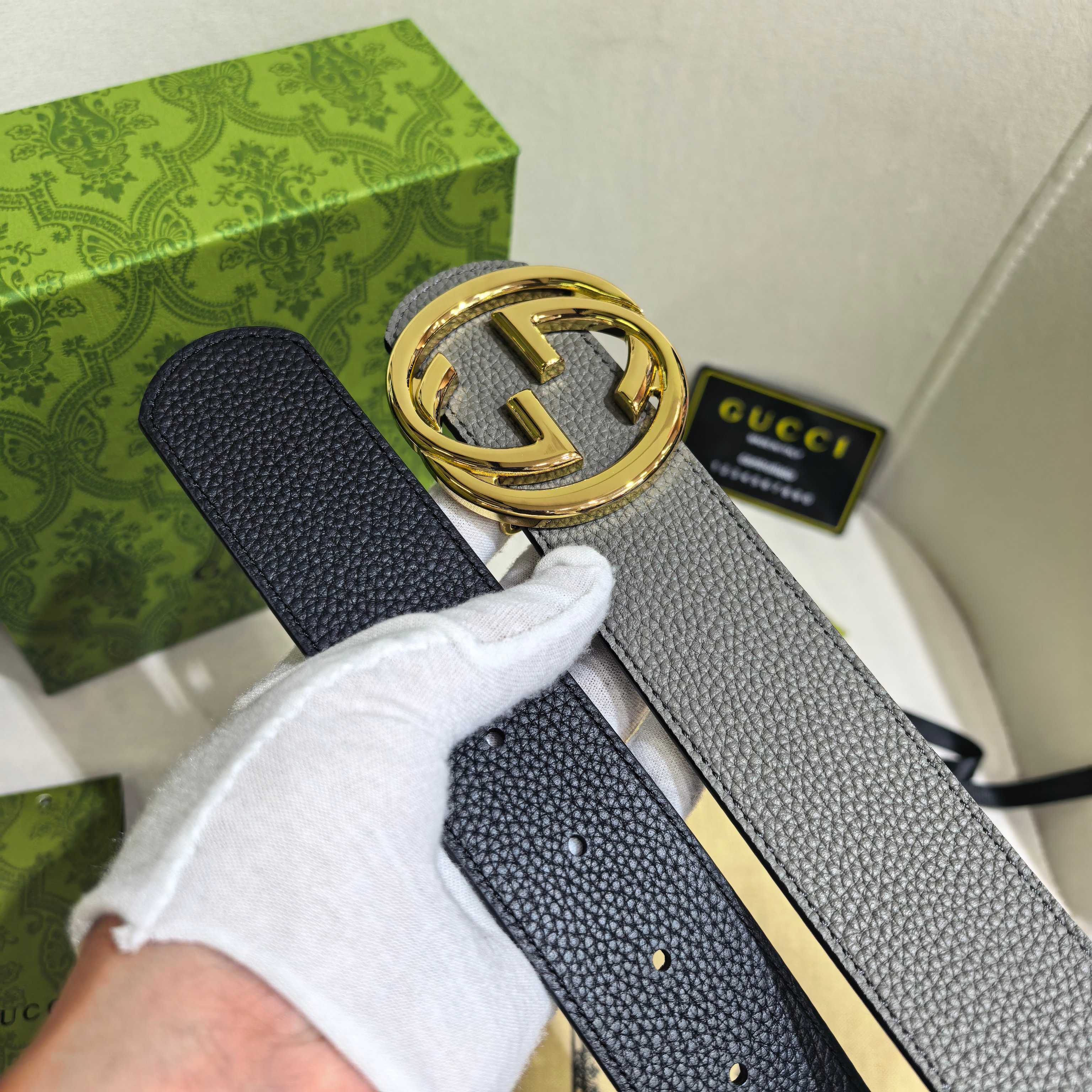 GUCCI  时尚经典腰带。配饰继续引领Gucci全新系列的潮流，以独具匠心的丰富细节和实用功能演绎出众品质。经典的双G