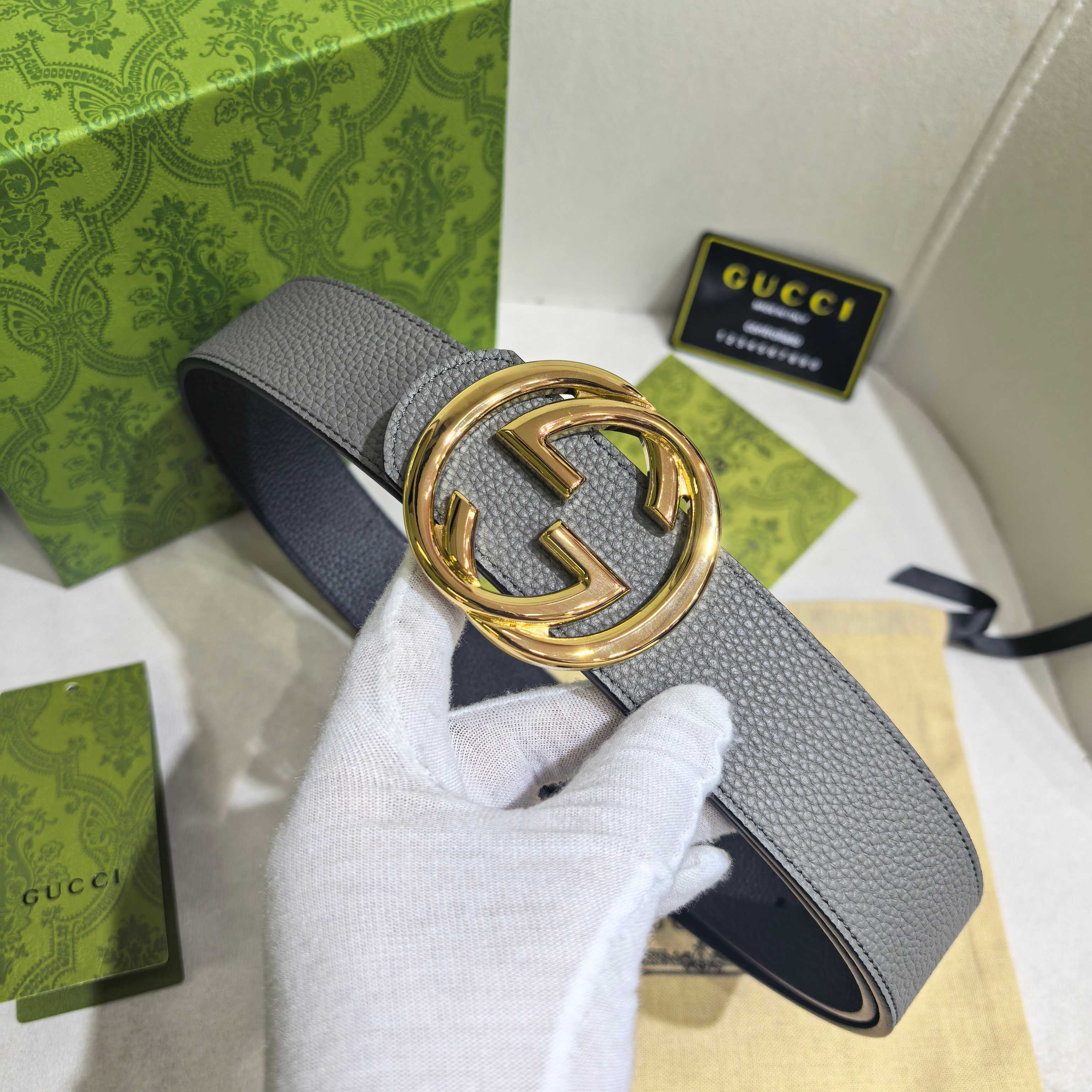 GUCCI  时尚经典腰带。配饰继续引领Gucci全新系列的潮流，以独具匠心的丰富细节和实用功能演绎出众品质。经典的双G