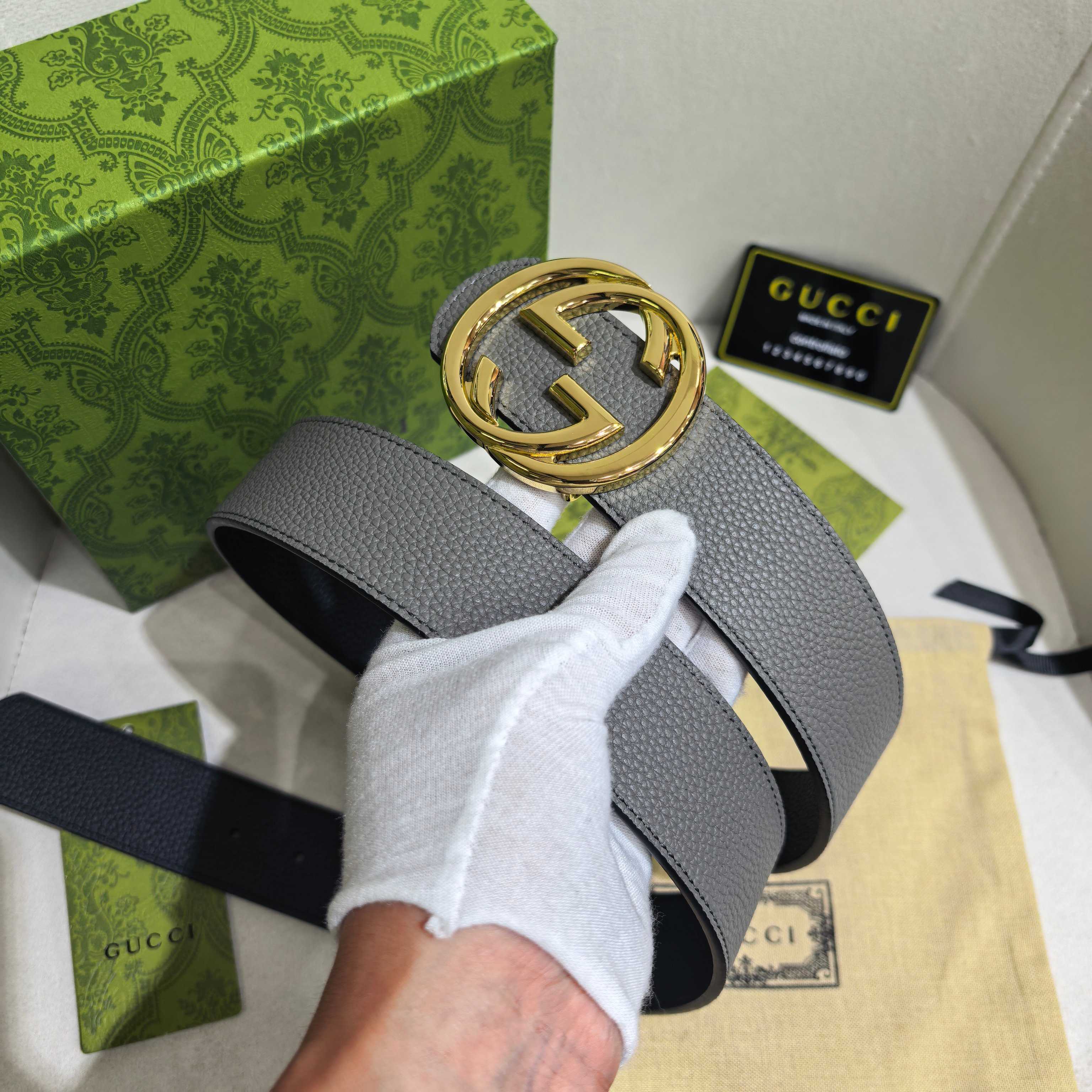 GUCCI  时尚经典腰带。配饰继续引领Gucci全新系列的潮流，以独具匠心的丰富细节和实用功能演绎出众品质。经典的双G